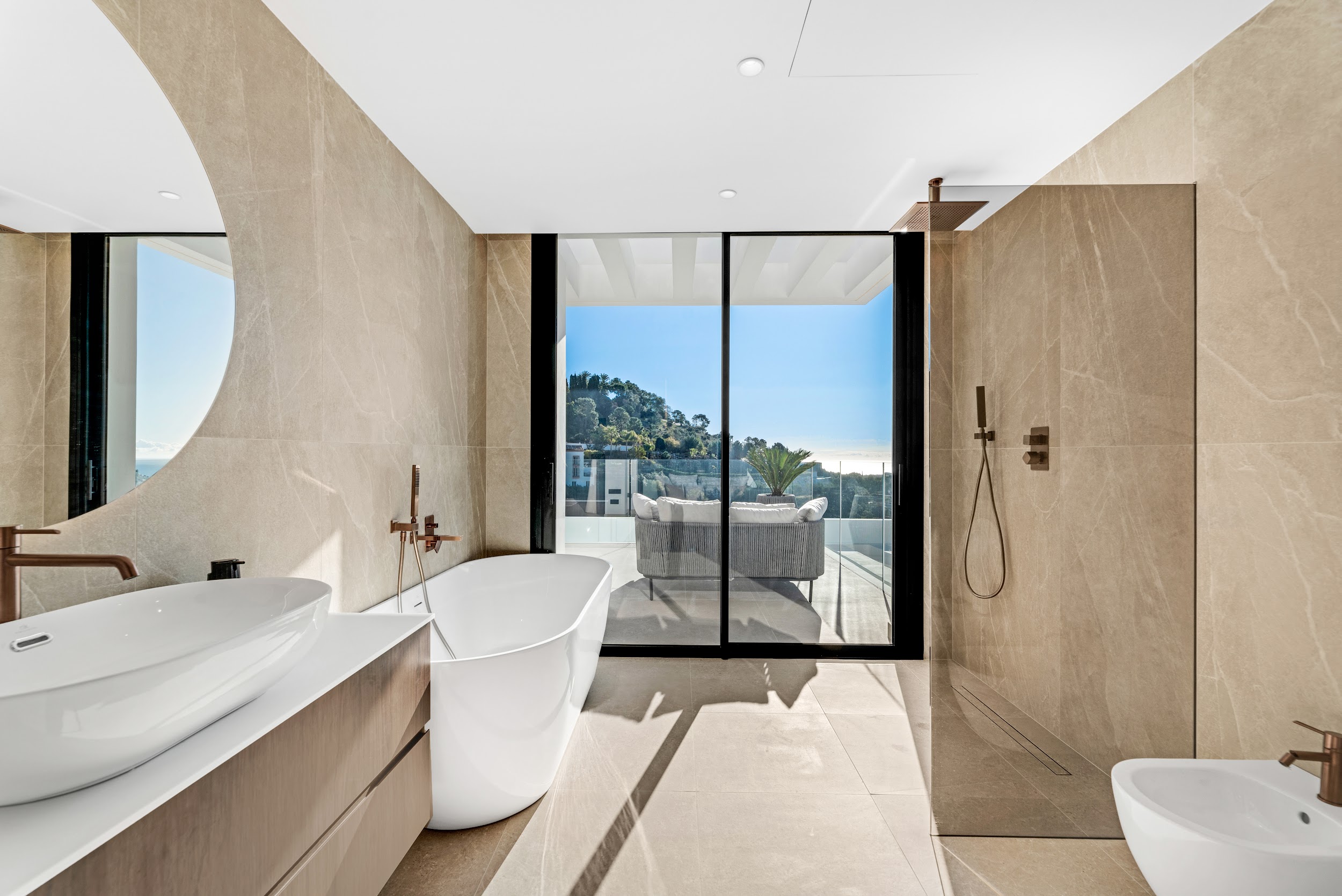 Baño con bañera exenta y vistas al mar