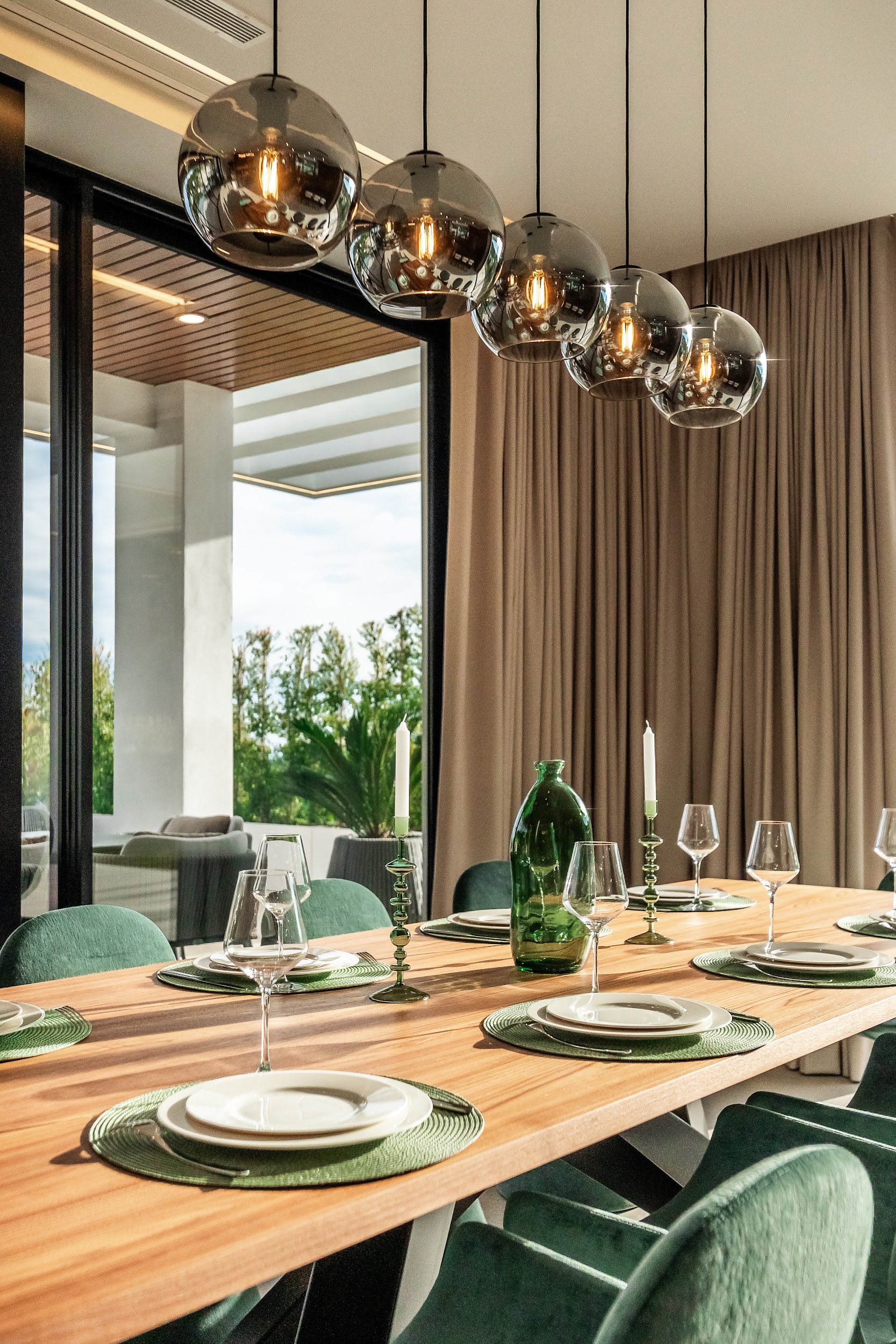 Comedor con lámparas de diseño