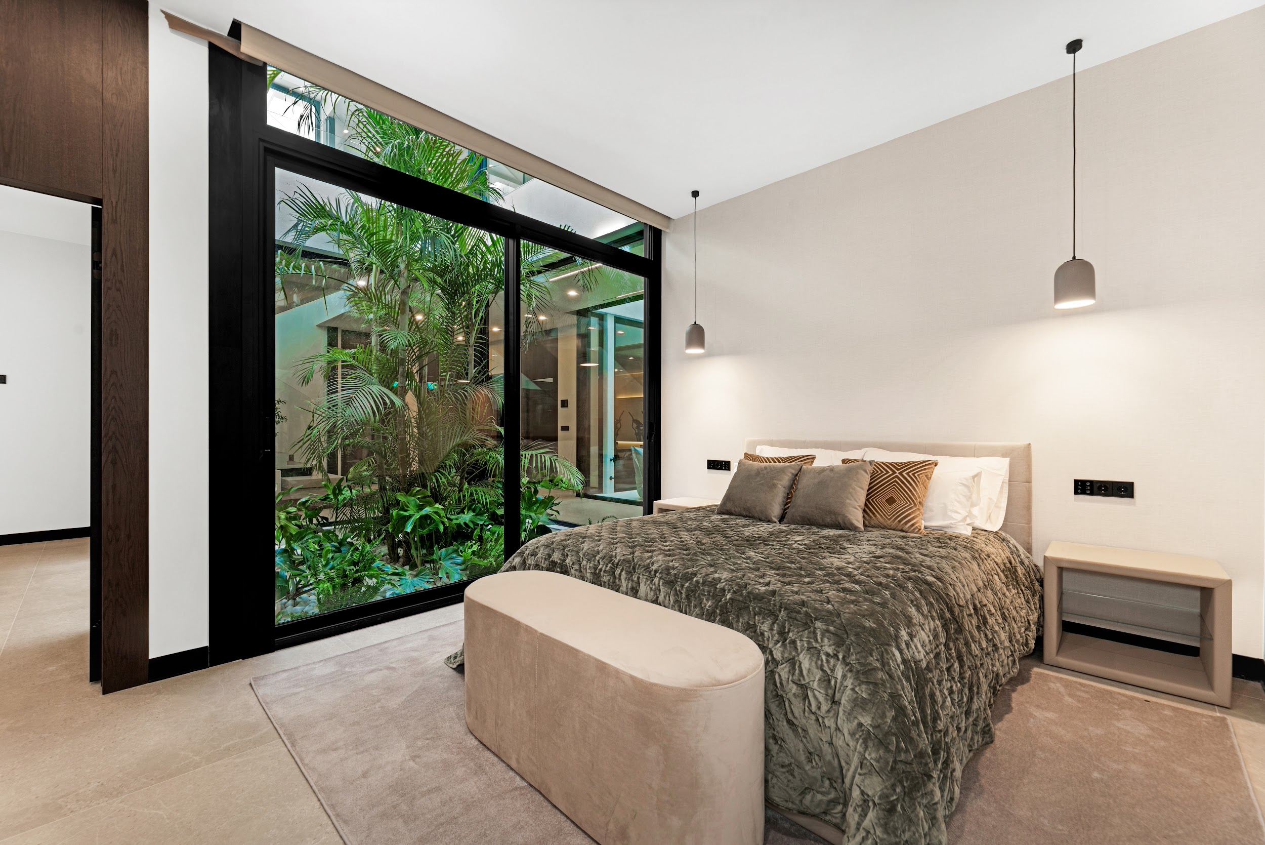 Dormitorio con patio tropical