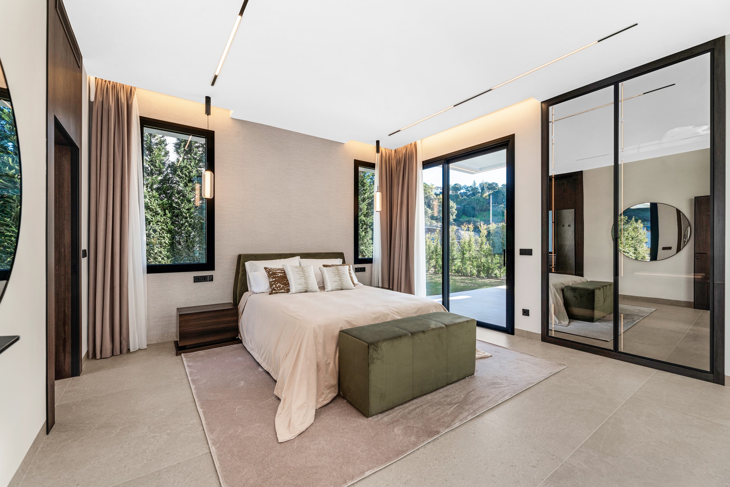 Dormitorio con jardín