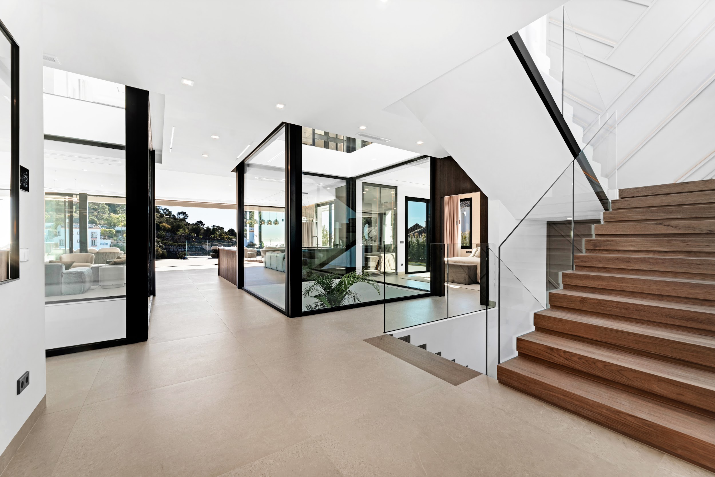 Hall con escalera y patio