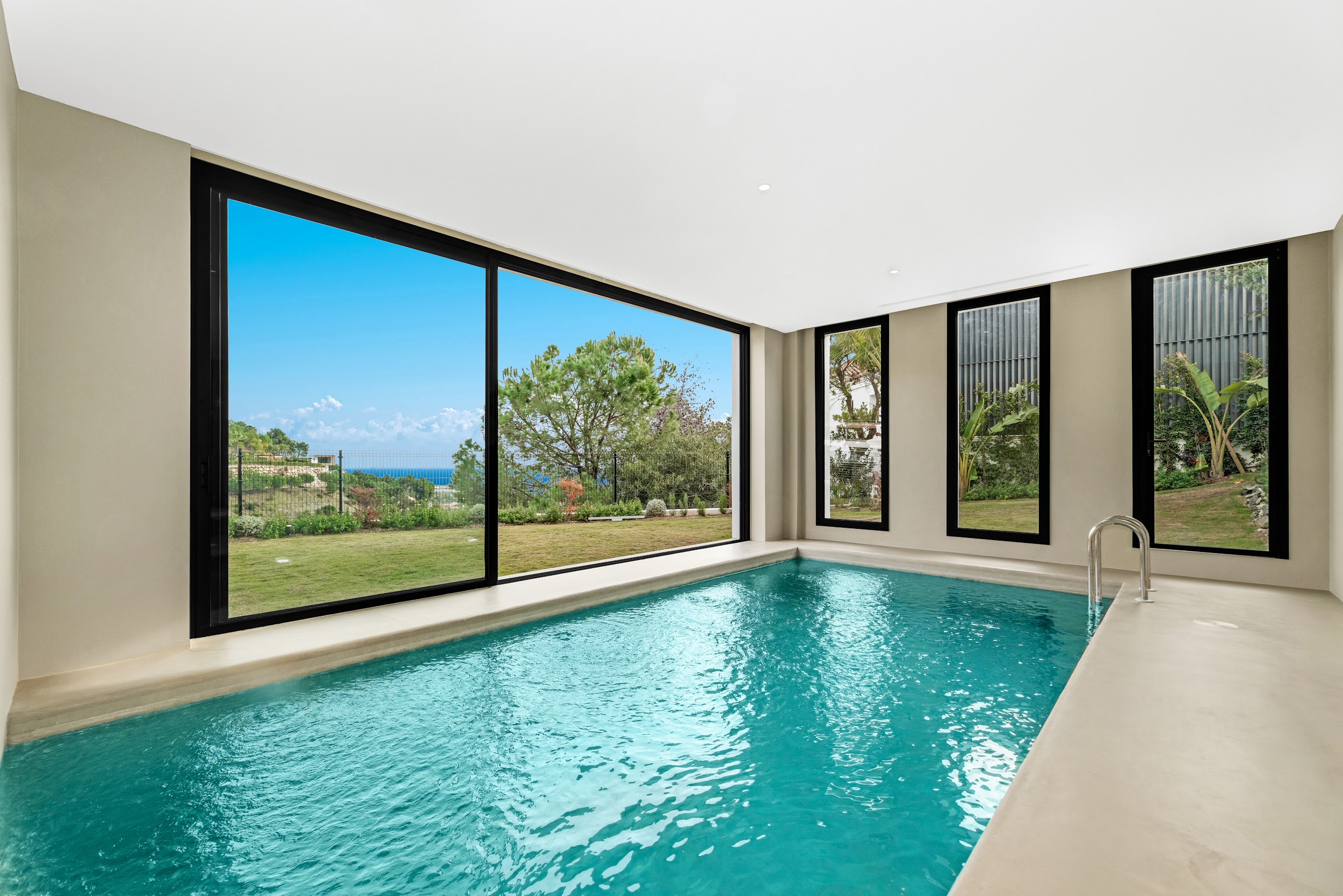 Piscina interior ventanales