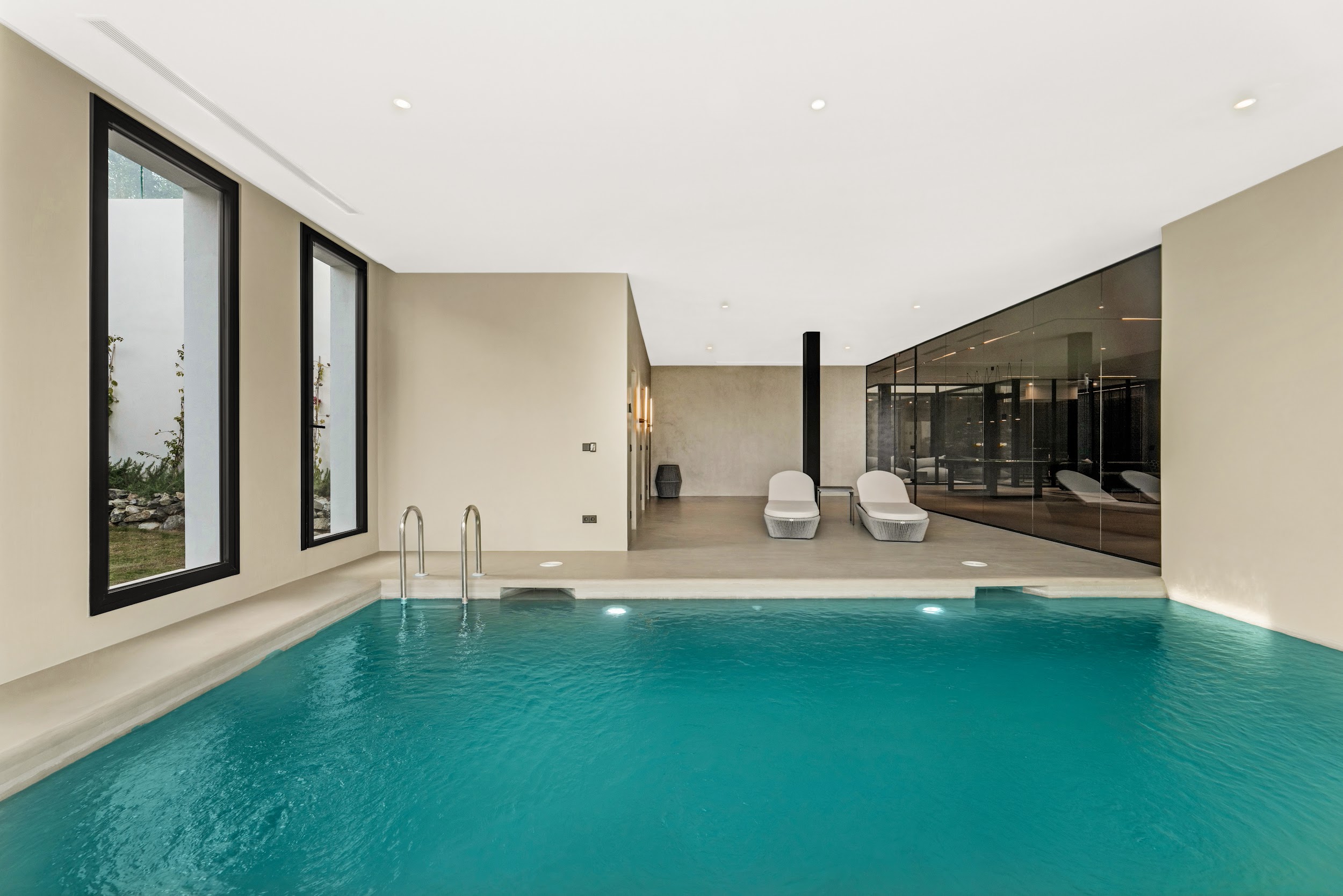 Zona lounge piscina interior