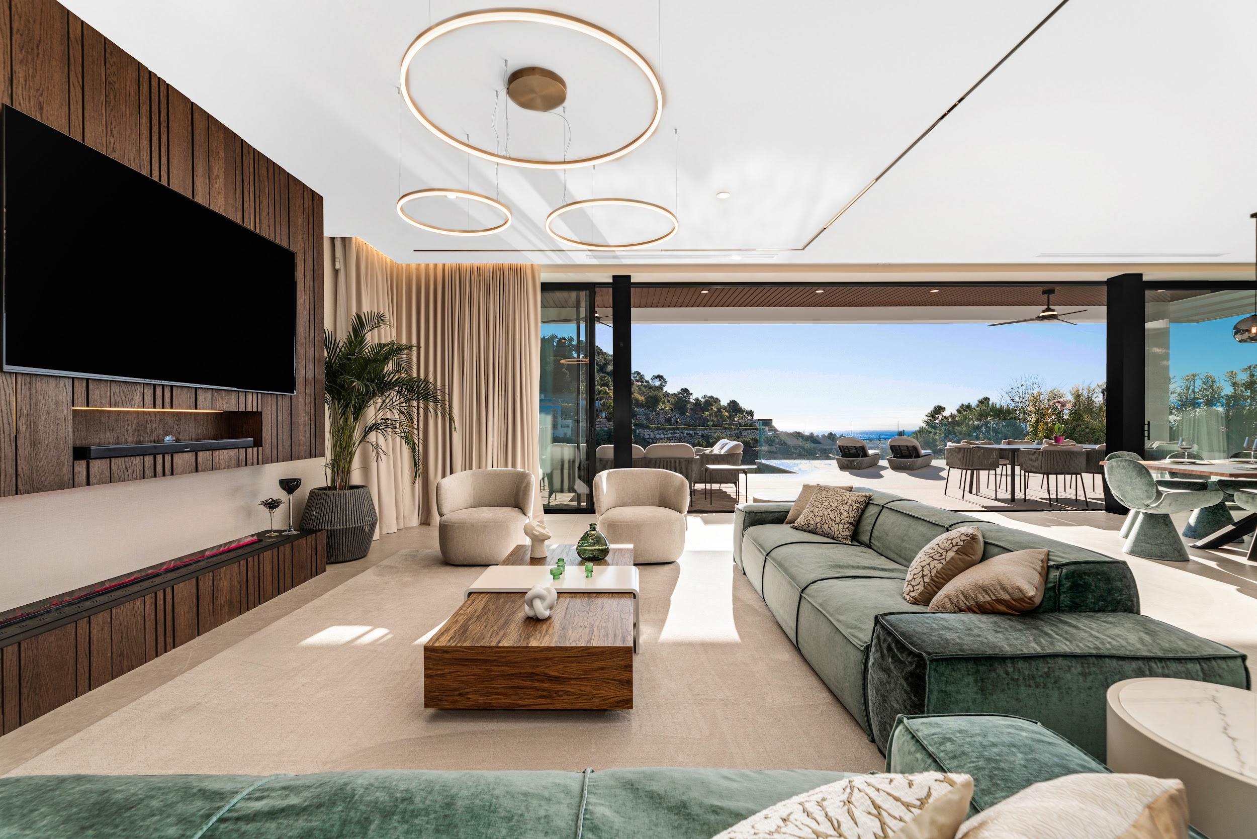 Salón con luz natural y vistas al mar — orientación solar en Málaga
