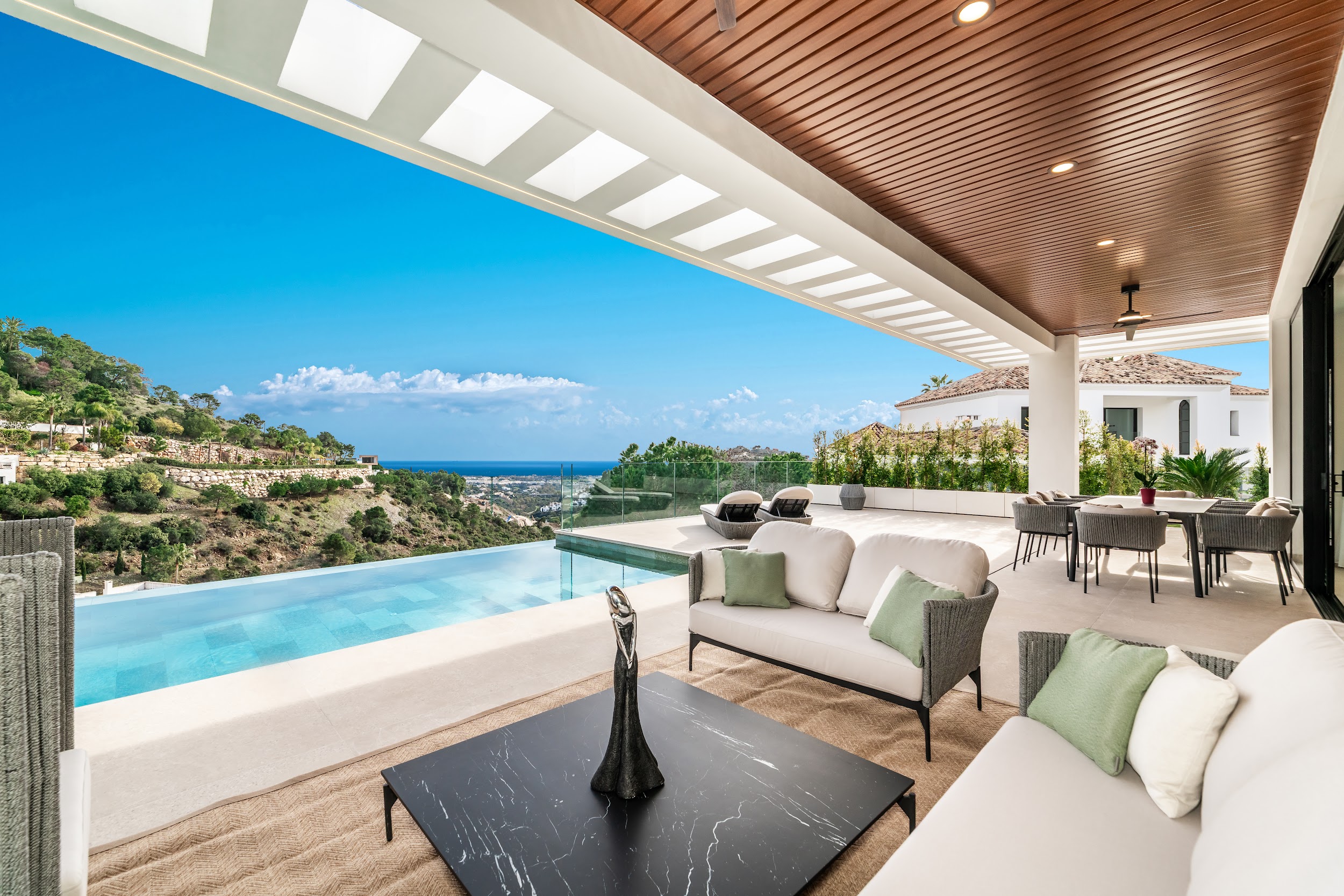 Villa Madroñal Gold — terraza con piscina infinity y vistas al mar, Benahavís