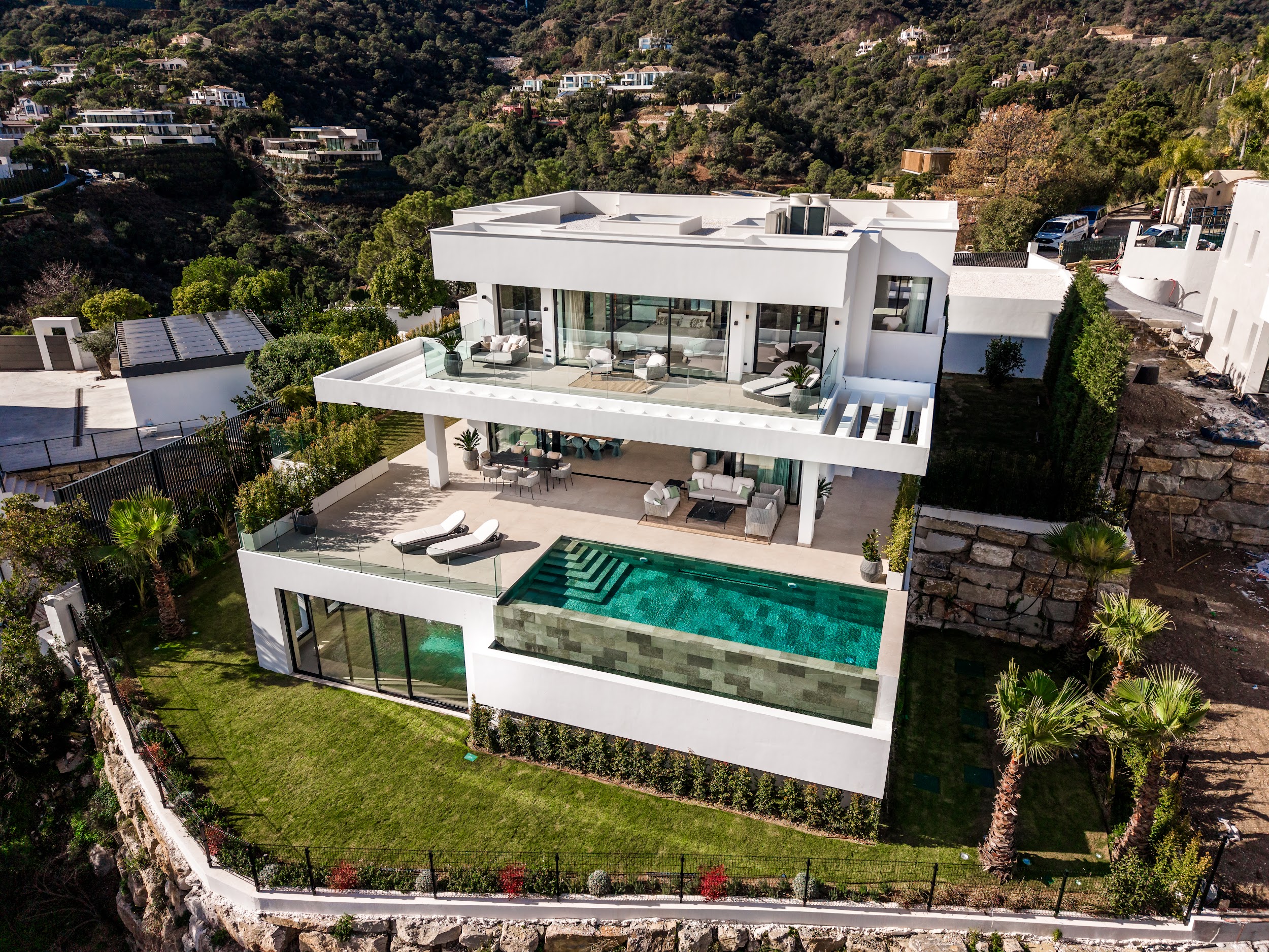 Vista aérea de solar en Benahavís — cómo saber si una parcela es edificable