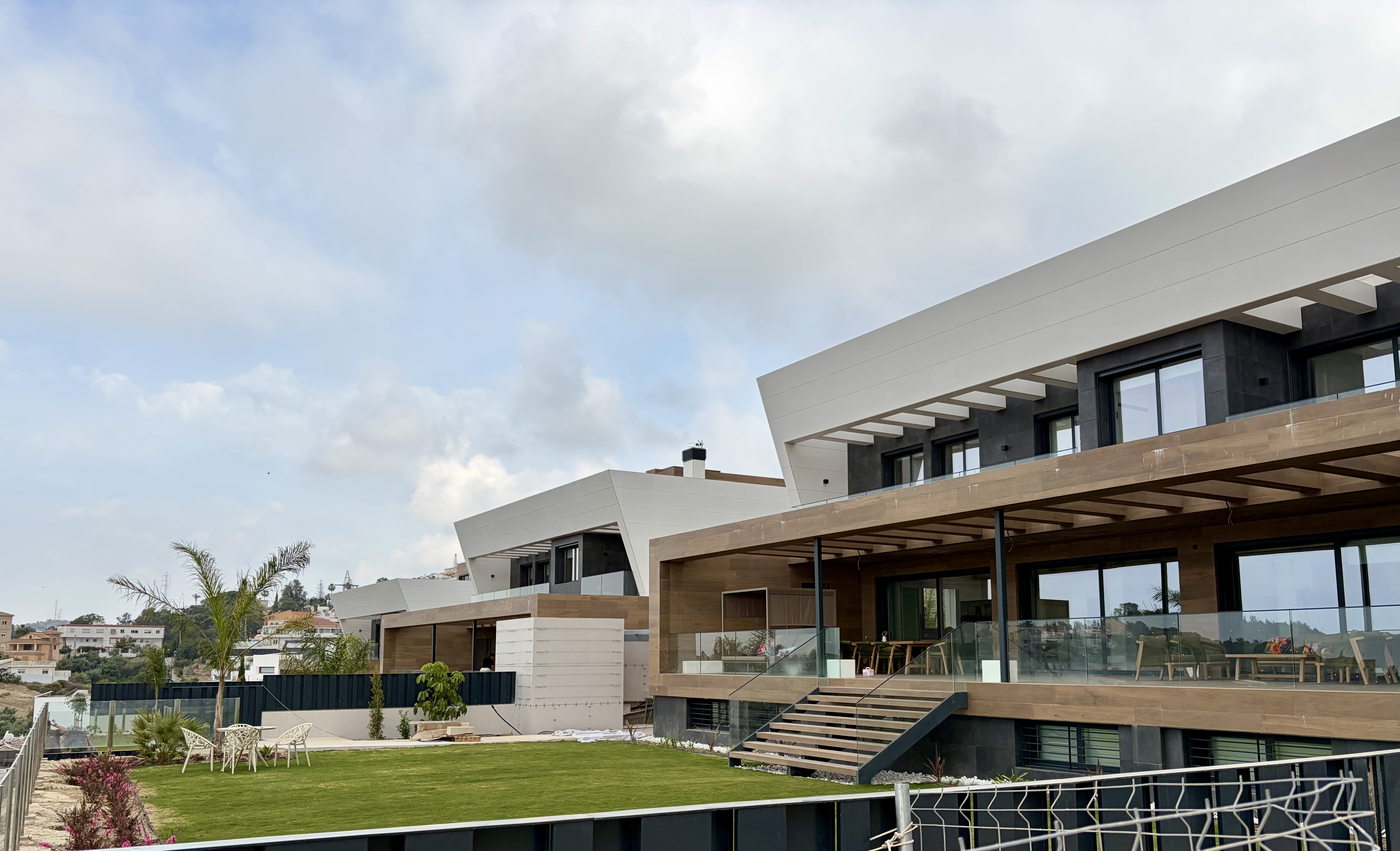 Villas Hacienda Paredes Málaga — fachadas laterales con jardín y terraza