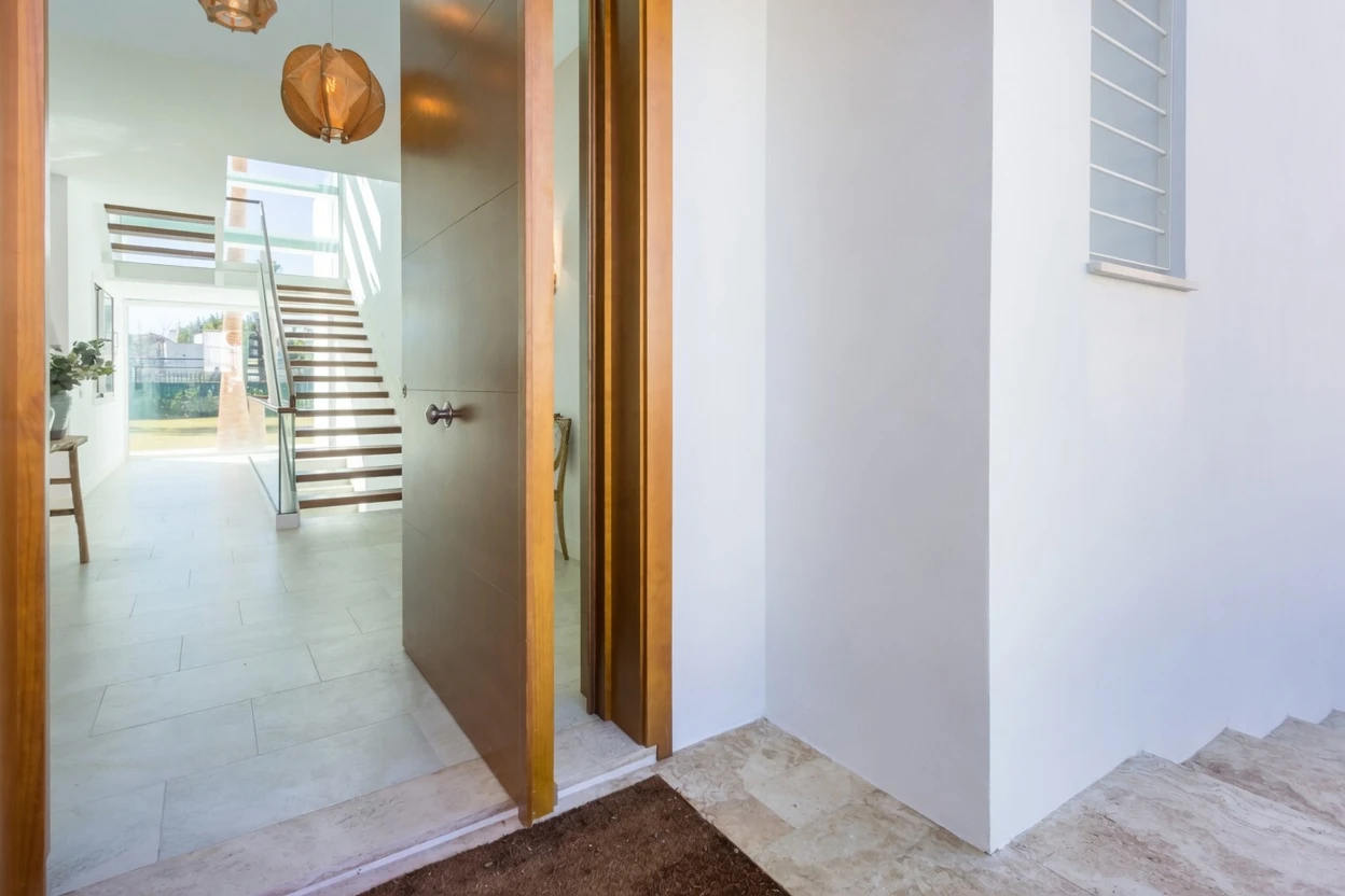 Villa Guadalmina Marbella Entrada Puerta Escalera