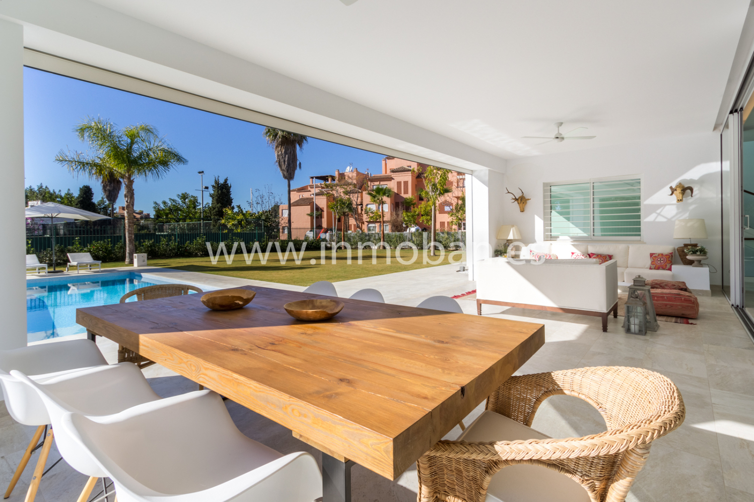 Terraza exterior con piscina en villa de Marbella