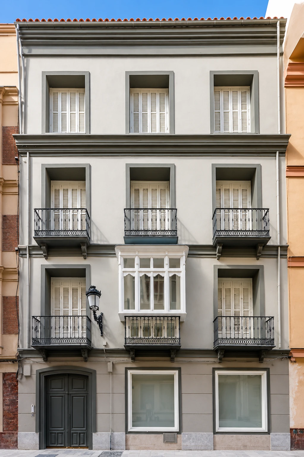 Fachada de edificio histórico rehabilitado en el centro de Málaga