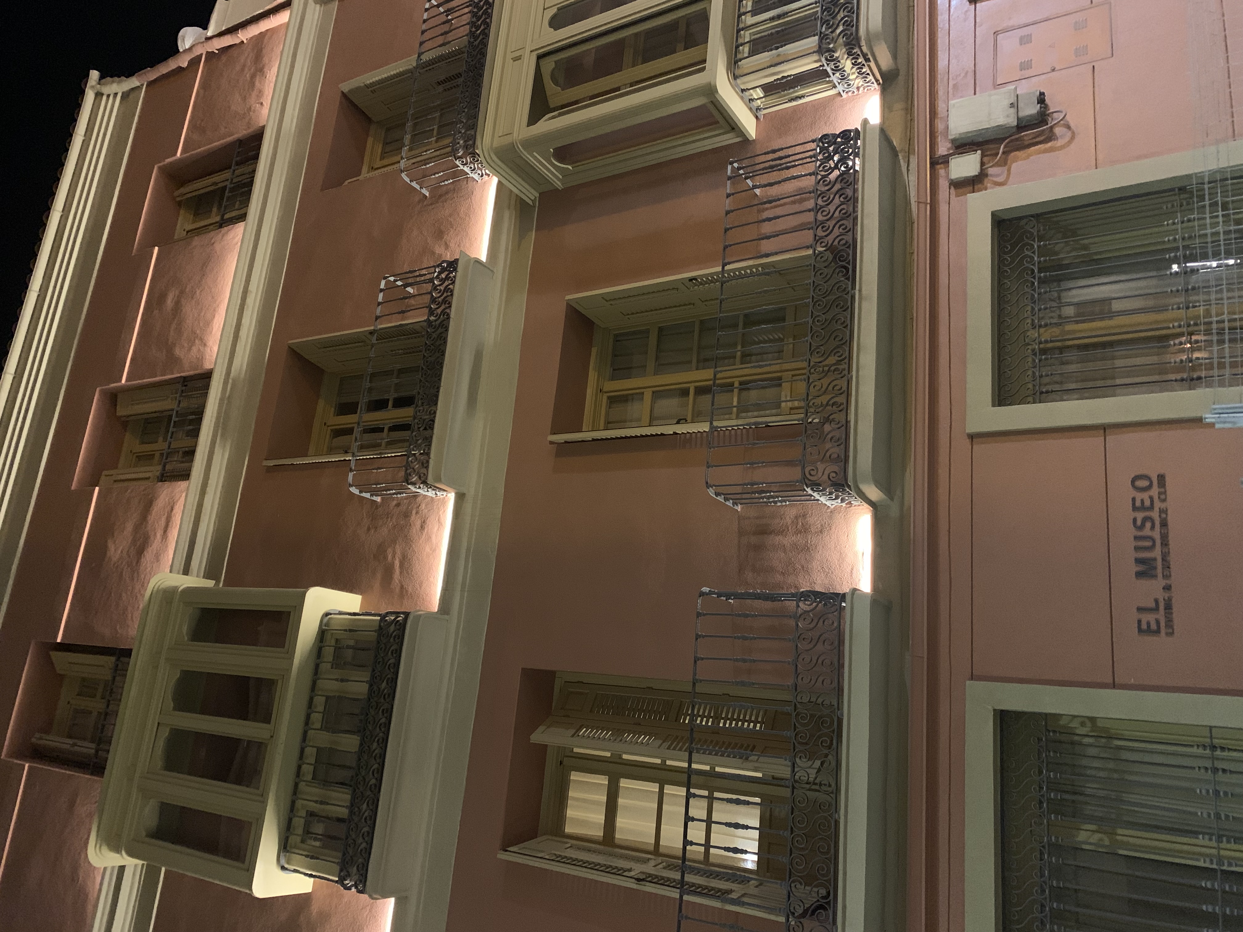 El Museo Apartamentos Málaga — fachada nocturna iluminada, centro histórico