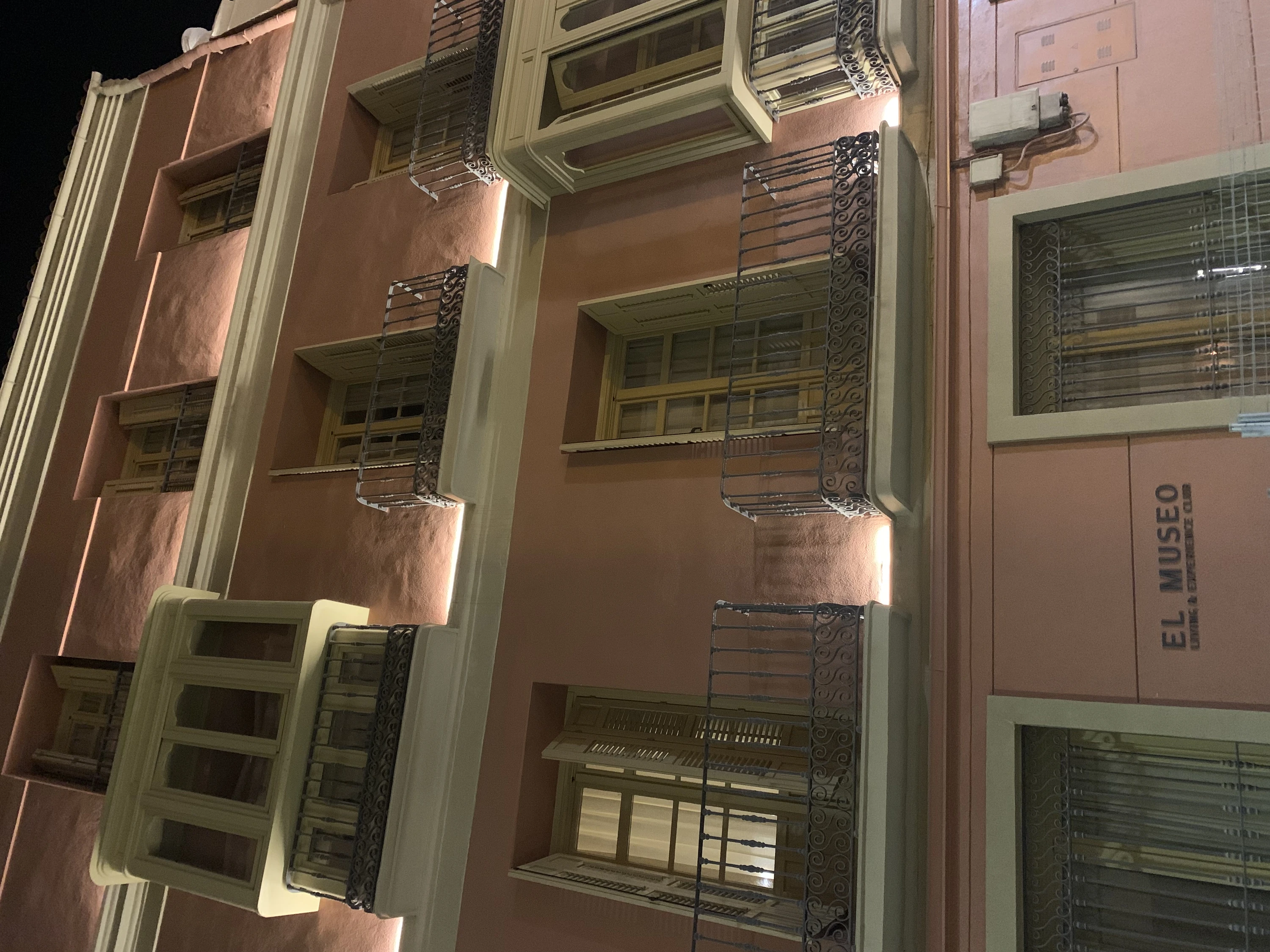 El Museo Apartamentos Málaga — fachada nocturna iluminada, centro histórico