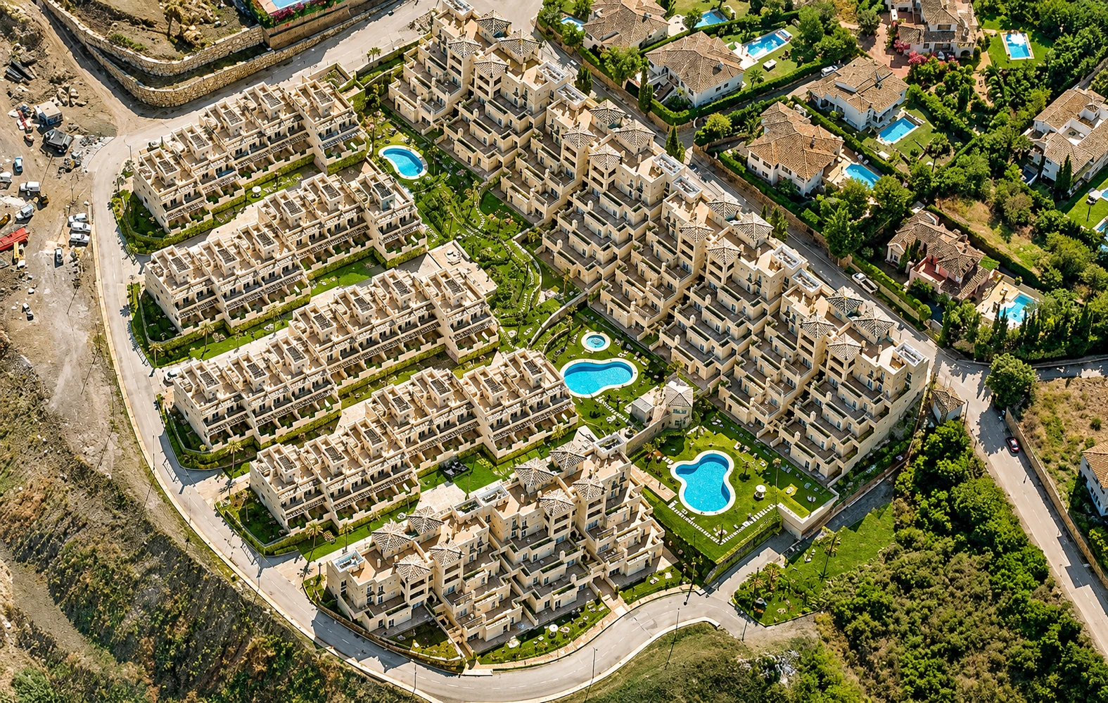 Colinas del Paraíso — Vista aérea cenital del complejo completo, Benahavís