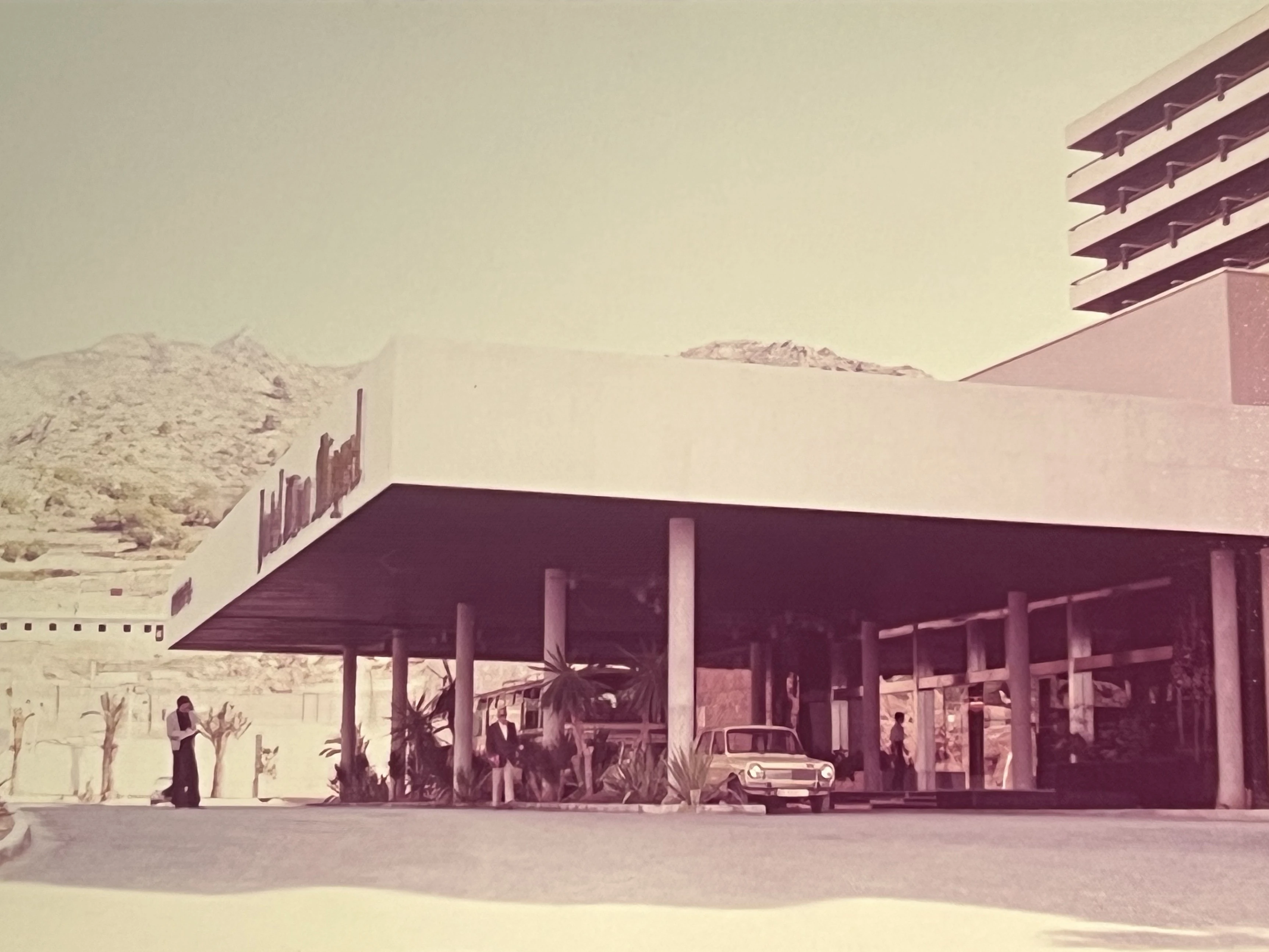 Pórtico de entrada histórico del Hotel Don Miguel, Marbella