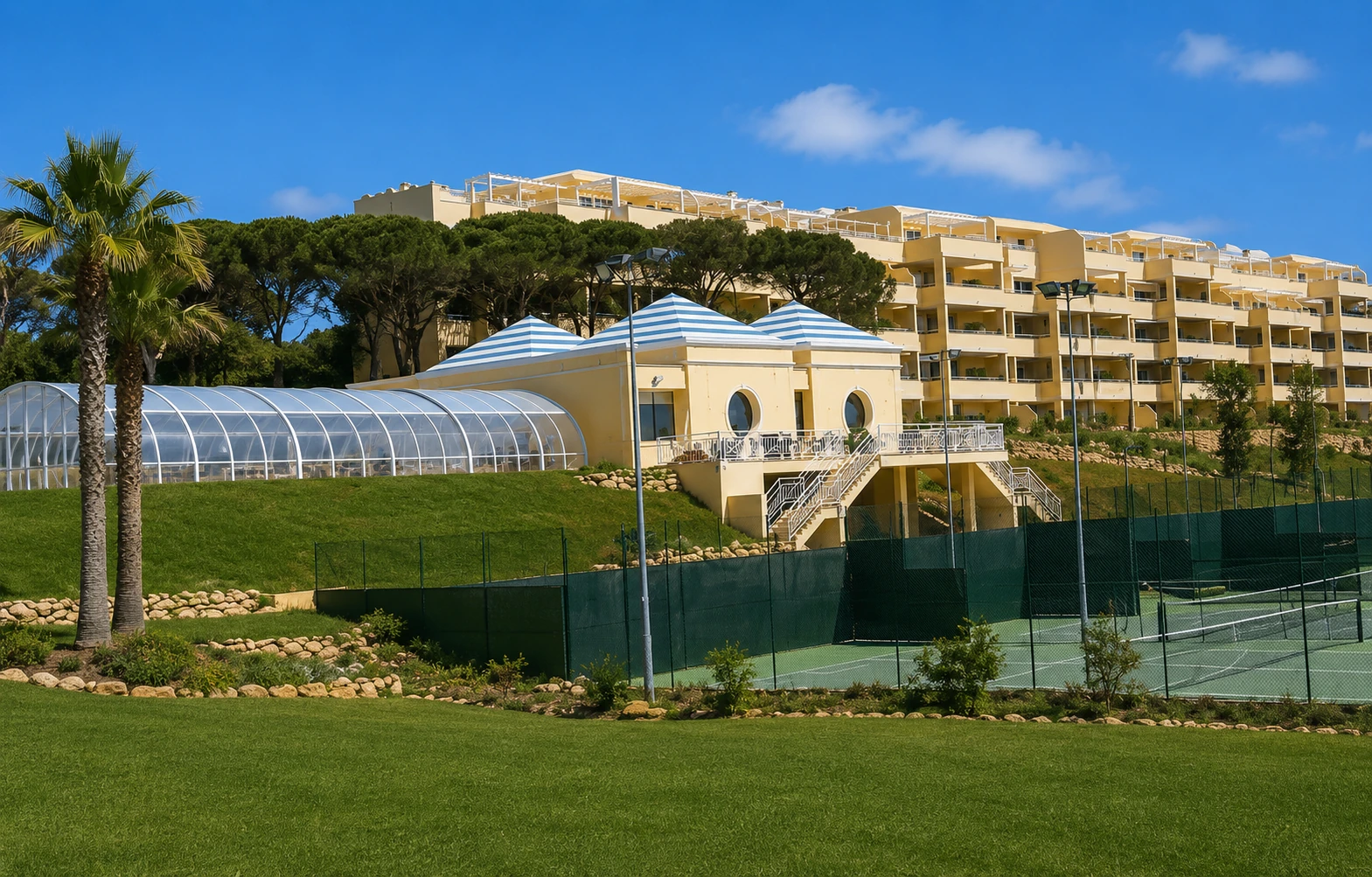Los Granados de Cabopino — Bloques residenciales y jardines