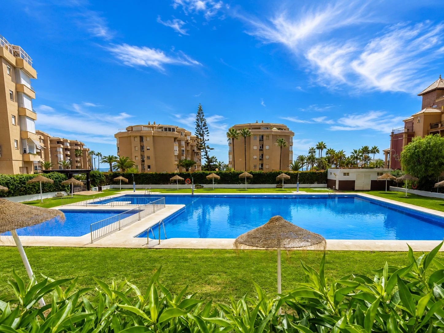Residencial Costa del Oro — Zona de piscina