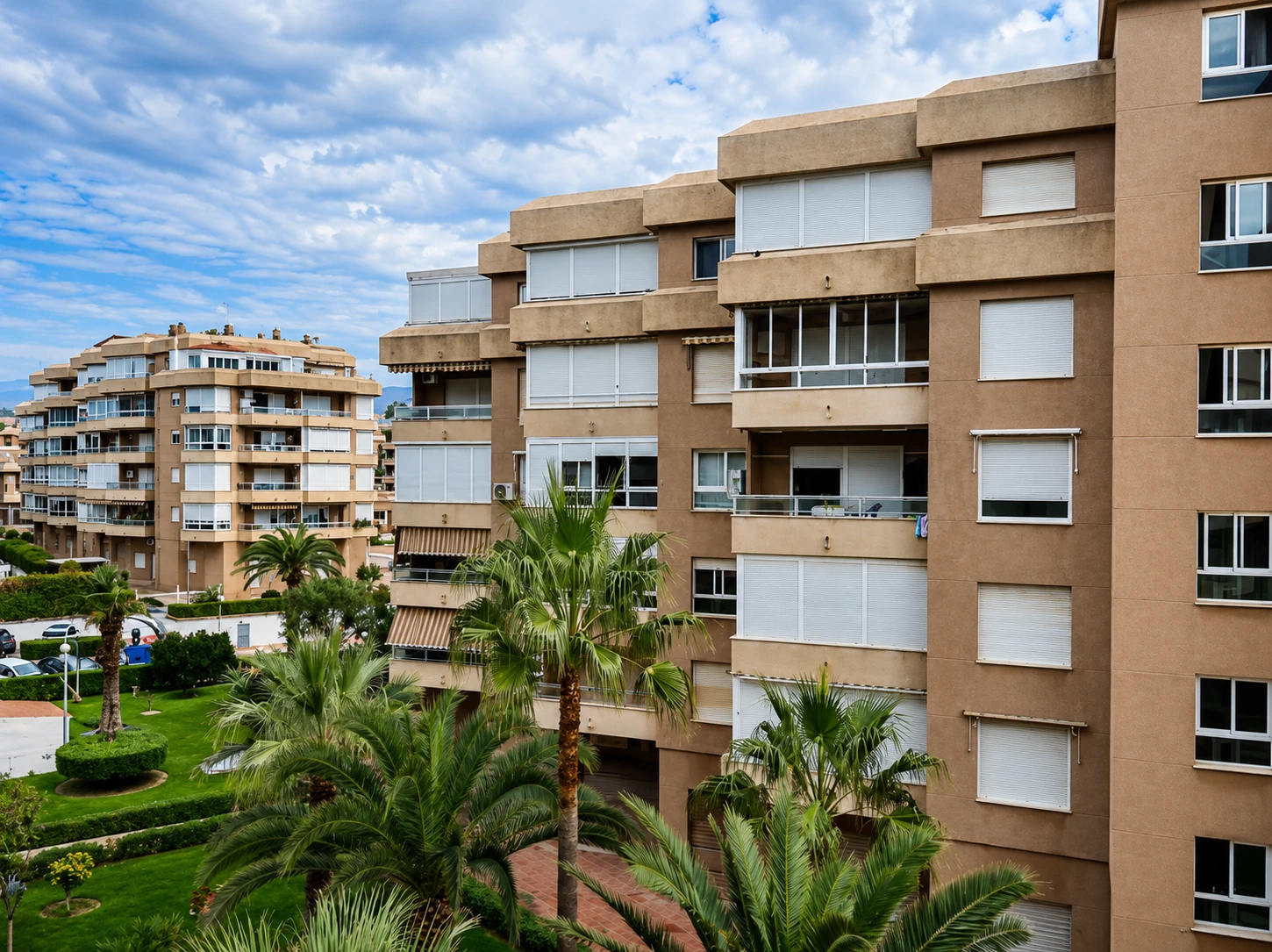Residencial Costa del Oro — Fachada y volumetría
