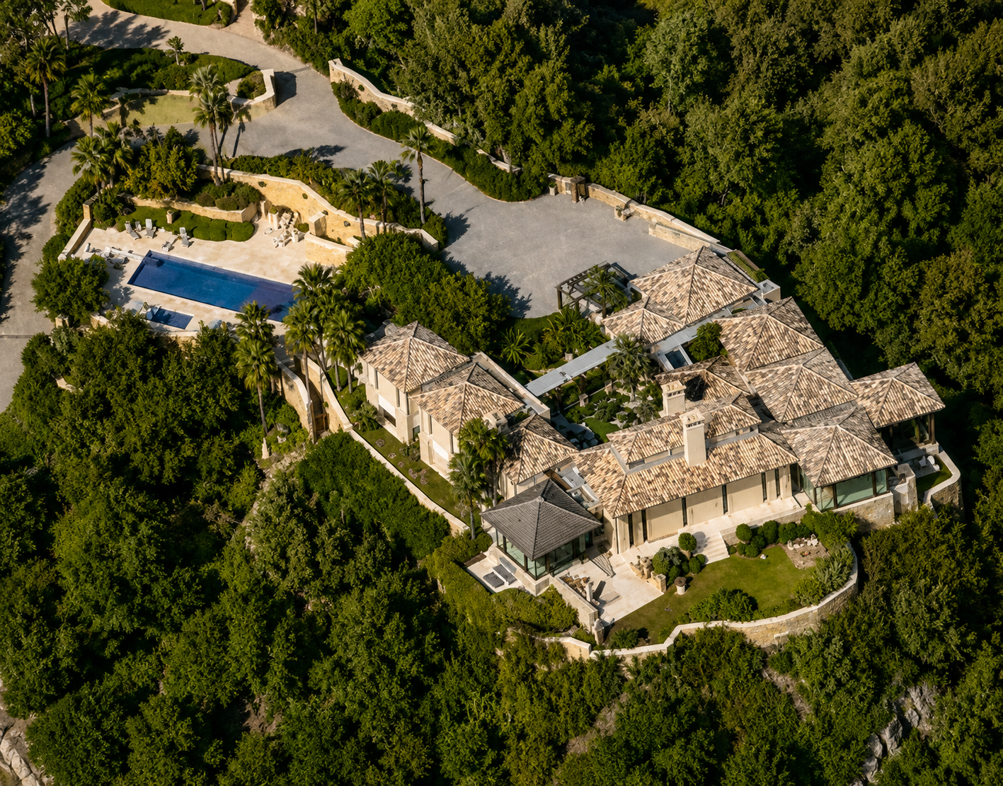 Vista aérea de villa de lujo en ladera con piscina y jardines, Costa del Sol