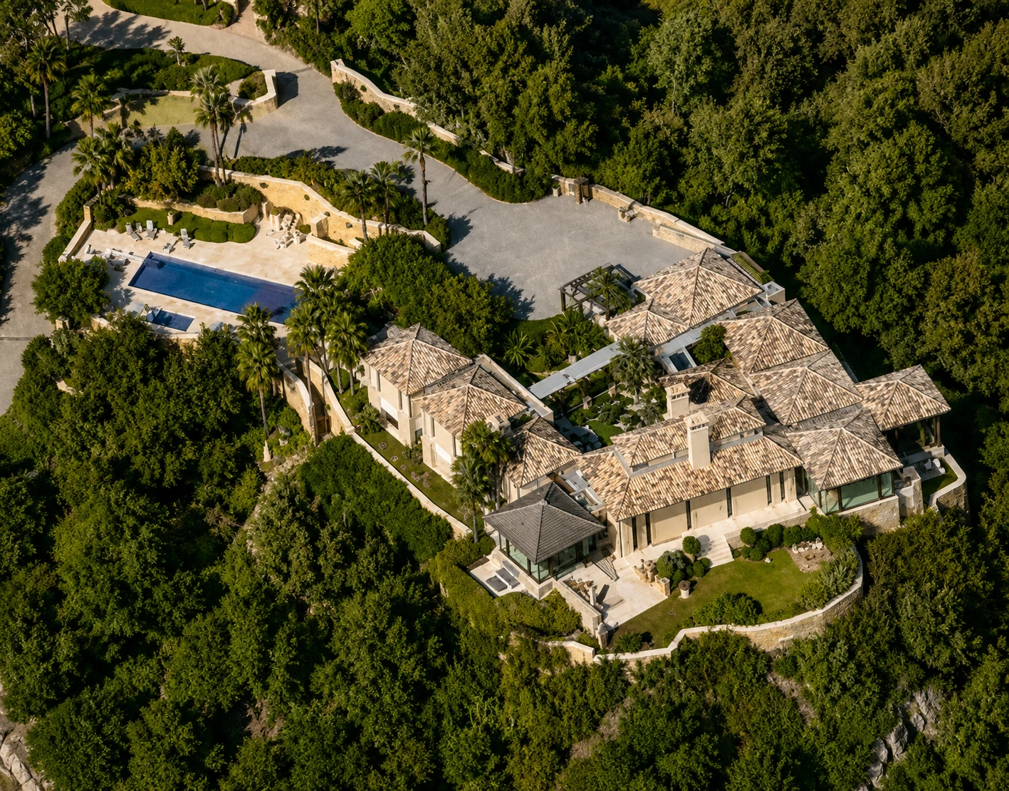Vista aérea de villa de lujo en ladera con piscina y jardines, Costa del Sol