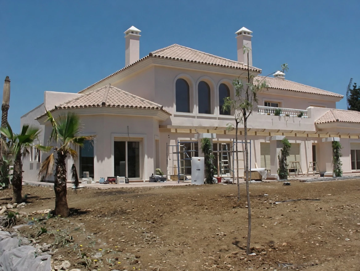 Villa dos plantas con columnas y arcos de medio punto en obra, Costa del Sol