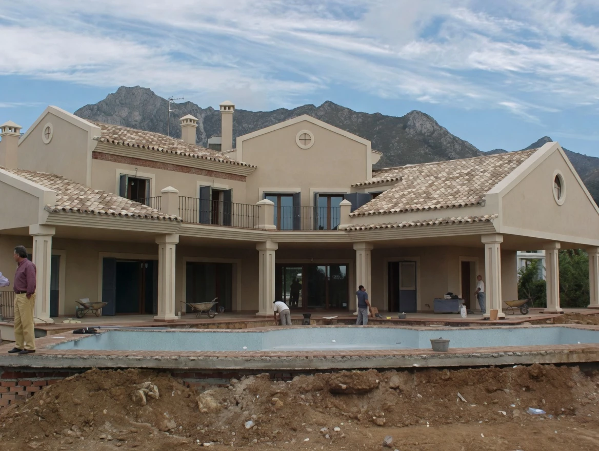 Villa con pórtico de columnas y sierra al fondo durante la obra, Costa del Sol
