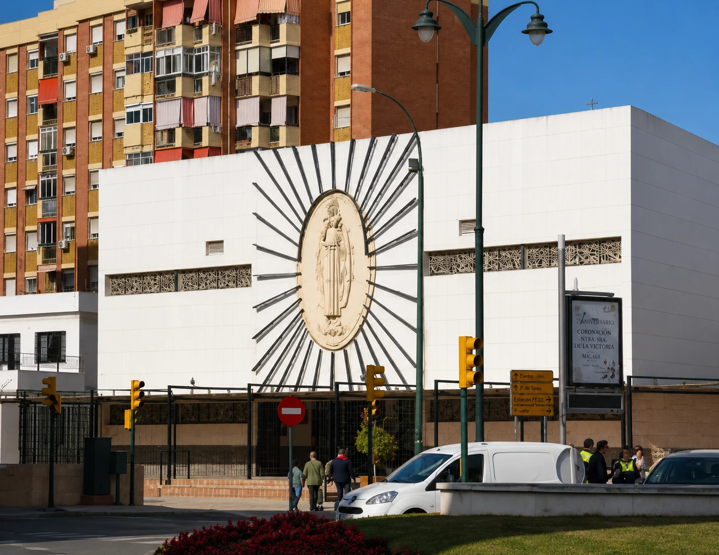 Detalle del medallón escultórico de la Virgen de la Asunción con rayos metálicos en la fachada de la iglesia, Málaga
