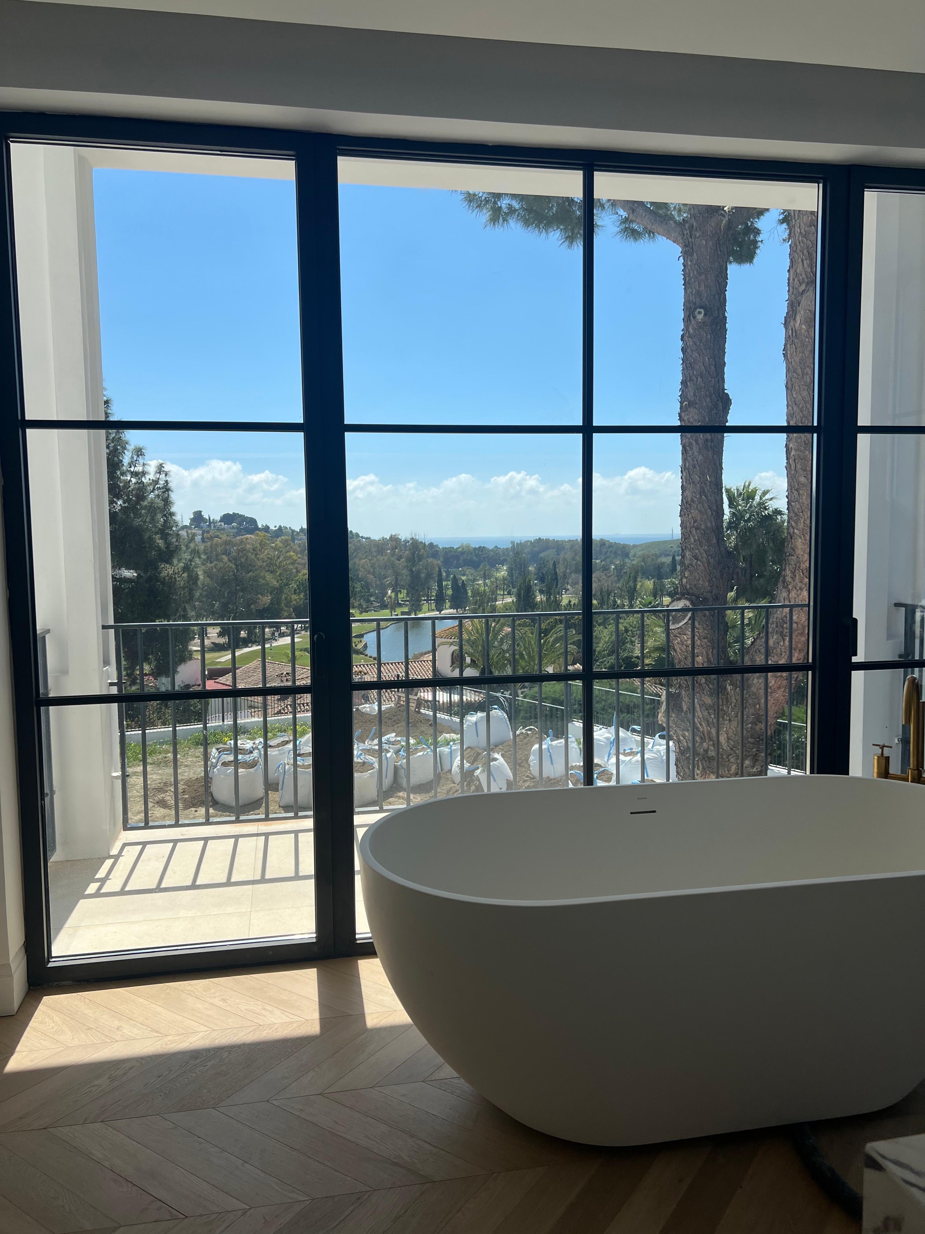 Bañera con vistas al golf — Villa El Paraíso, Benahavís