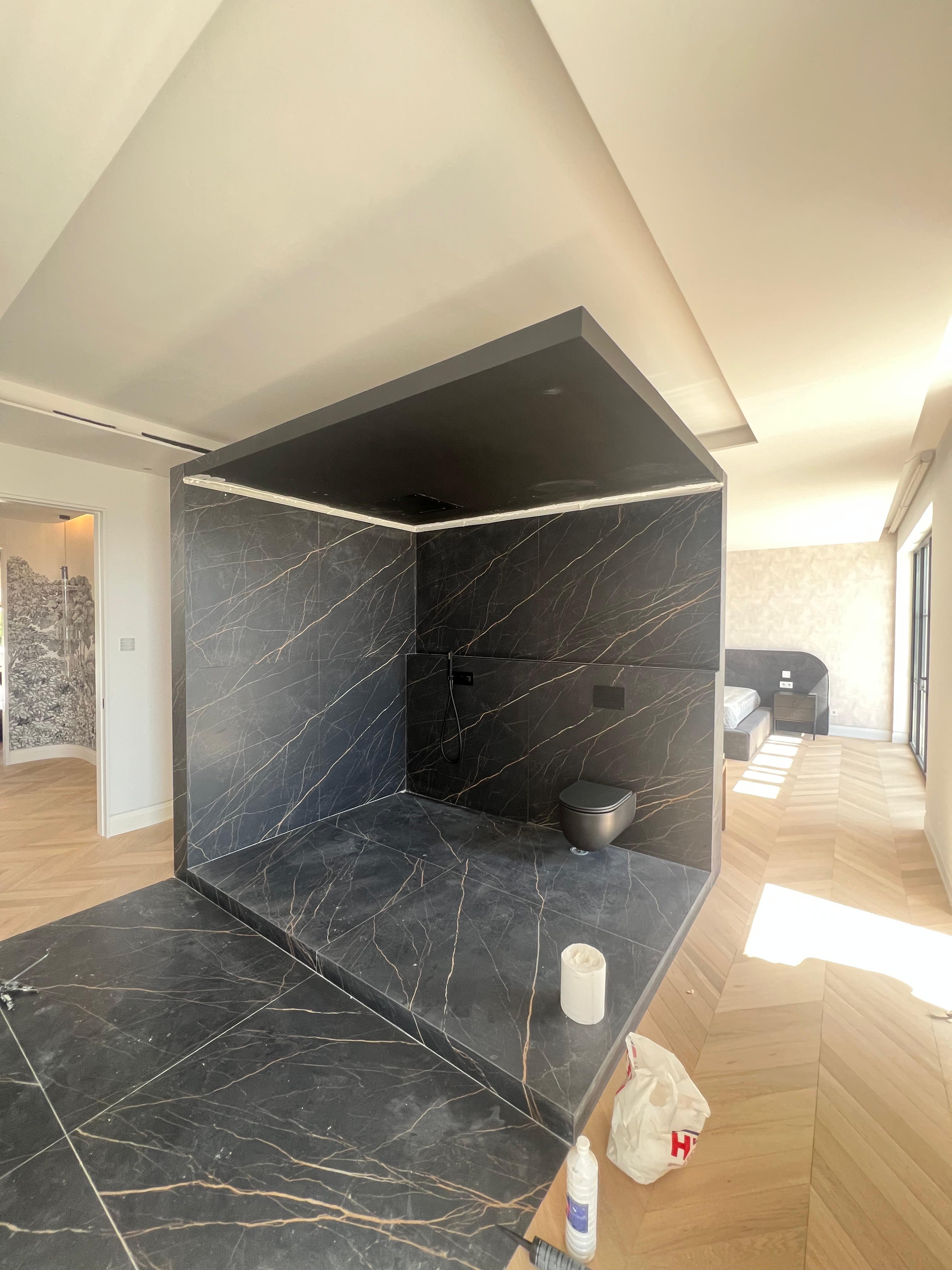 Baño de mármol negro — Villa El Paraíso, Benahavís