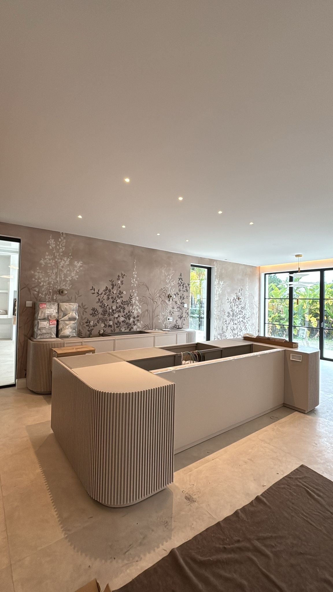 Cocina con mural botánico — Villa El Paraíso, Benahavís