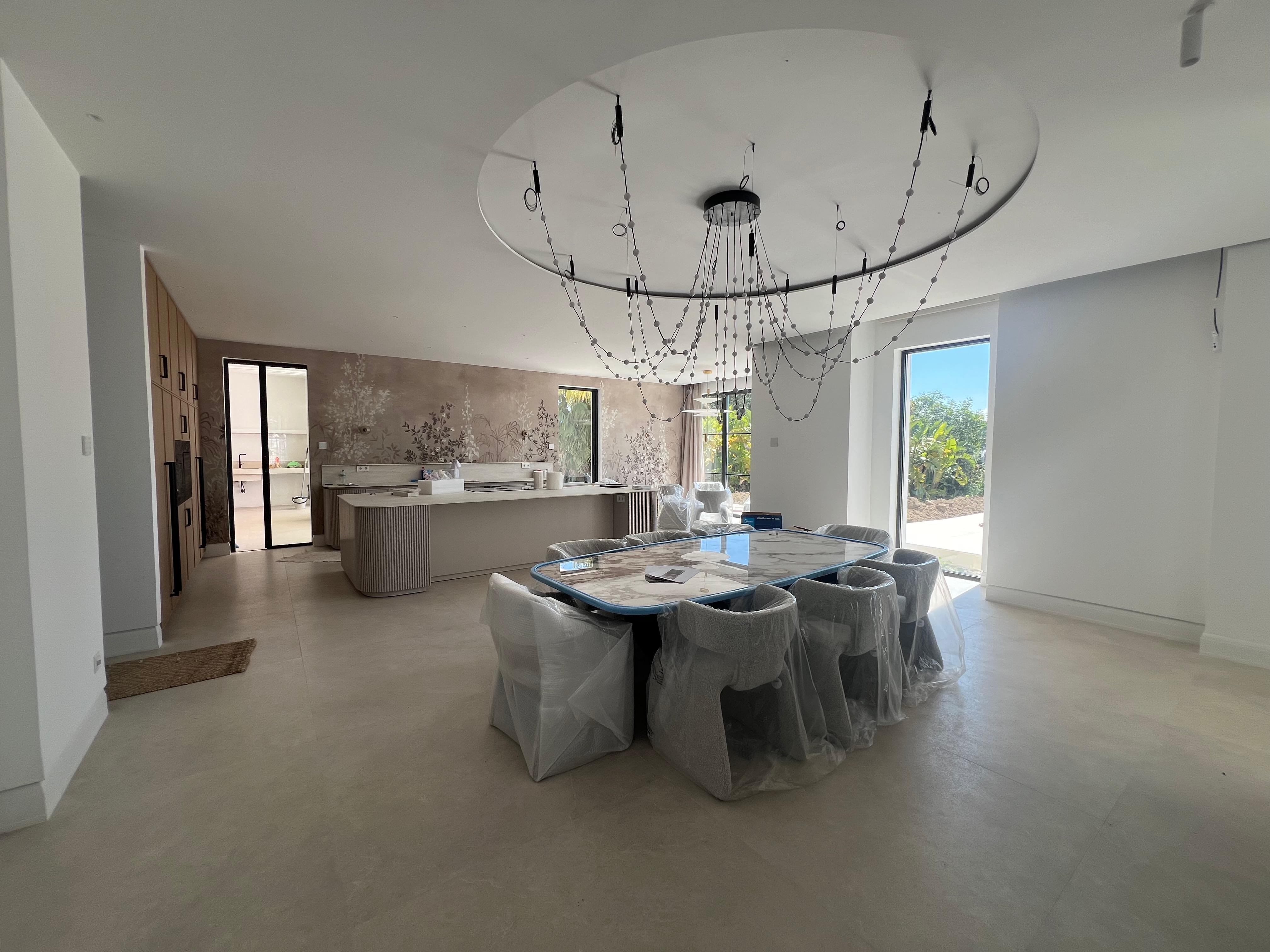 Detalle mural botánico en cocina — Villa El Paraíso, Benahavís