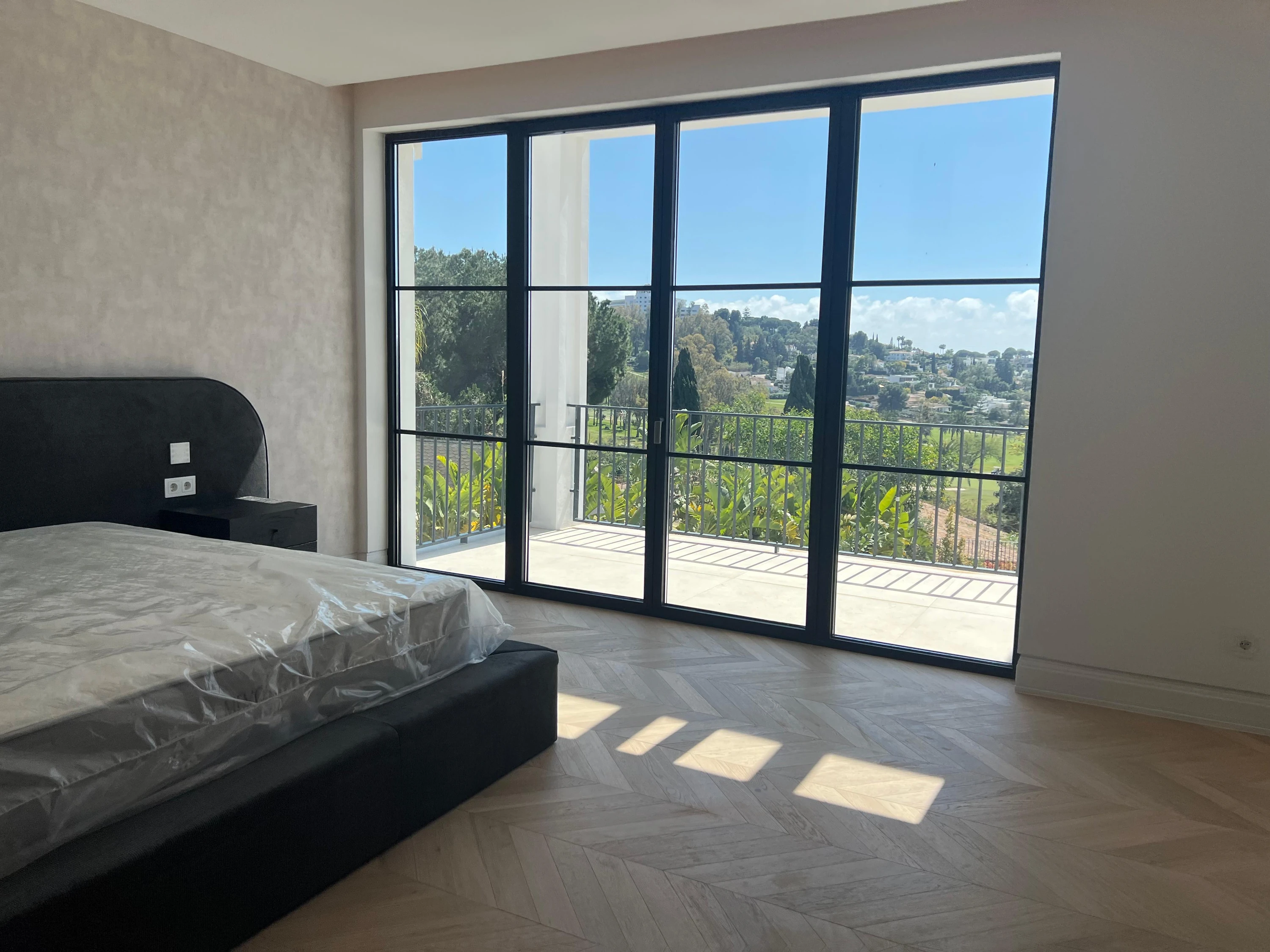 Dormitorio con vistas al campo de golf — Villa El Paraíso, Benahavís
