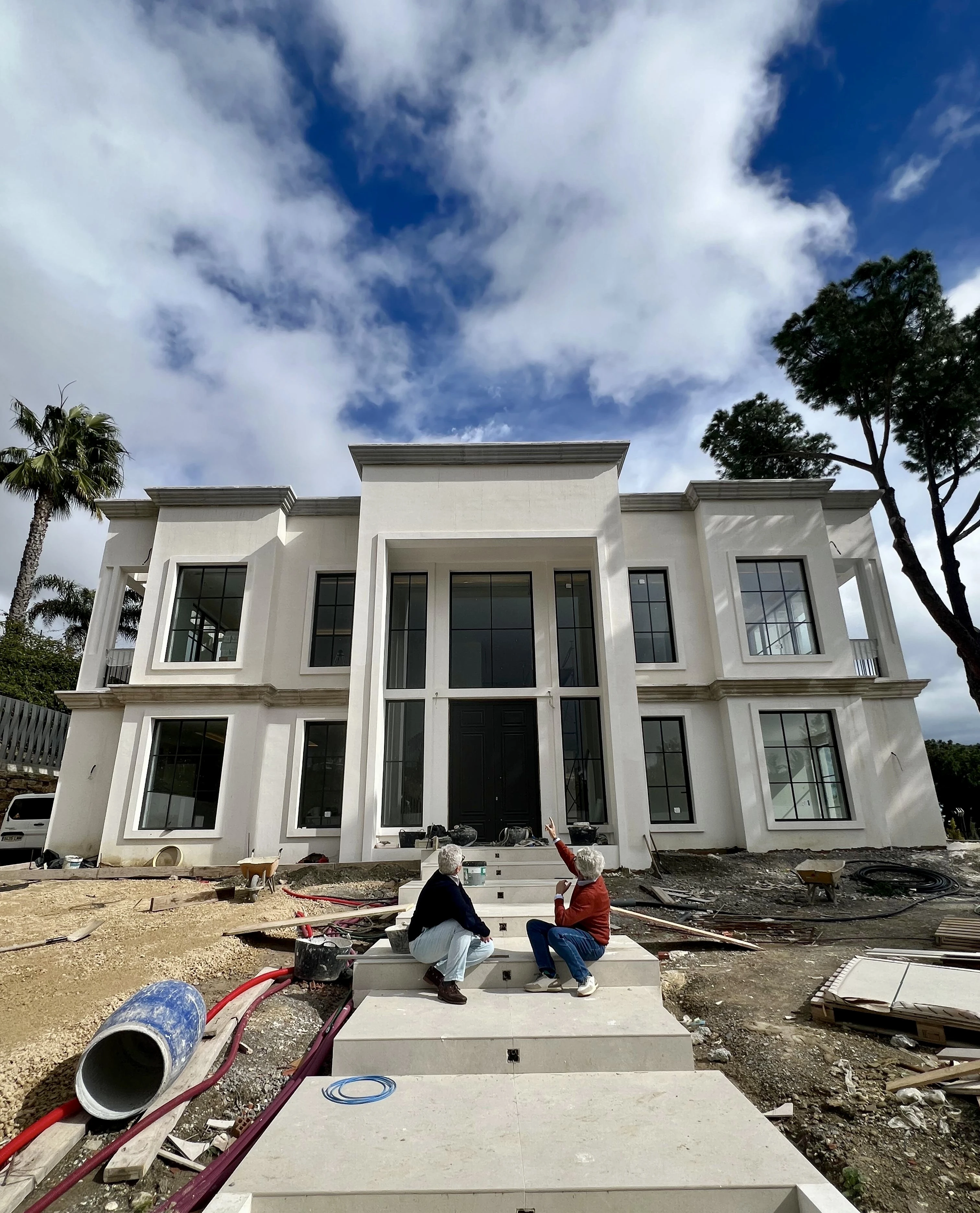 Fachada principal durante la obra — Villa El Paraíso, Benahavís