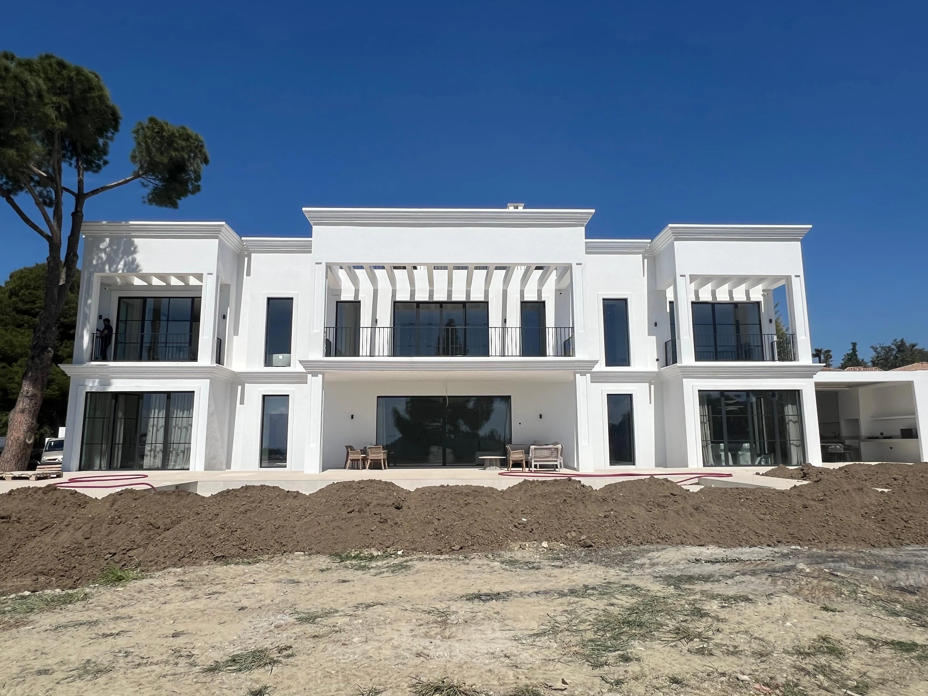 Fachada trasera con jardín — Villa El Paraíso, Benahavís