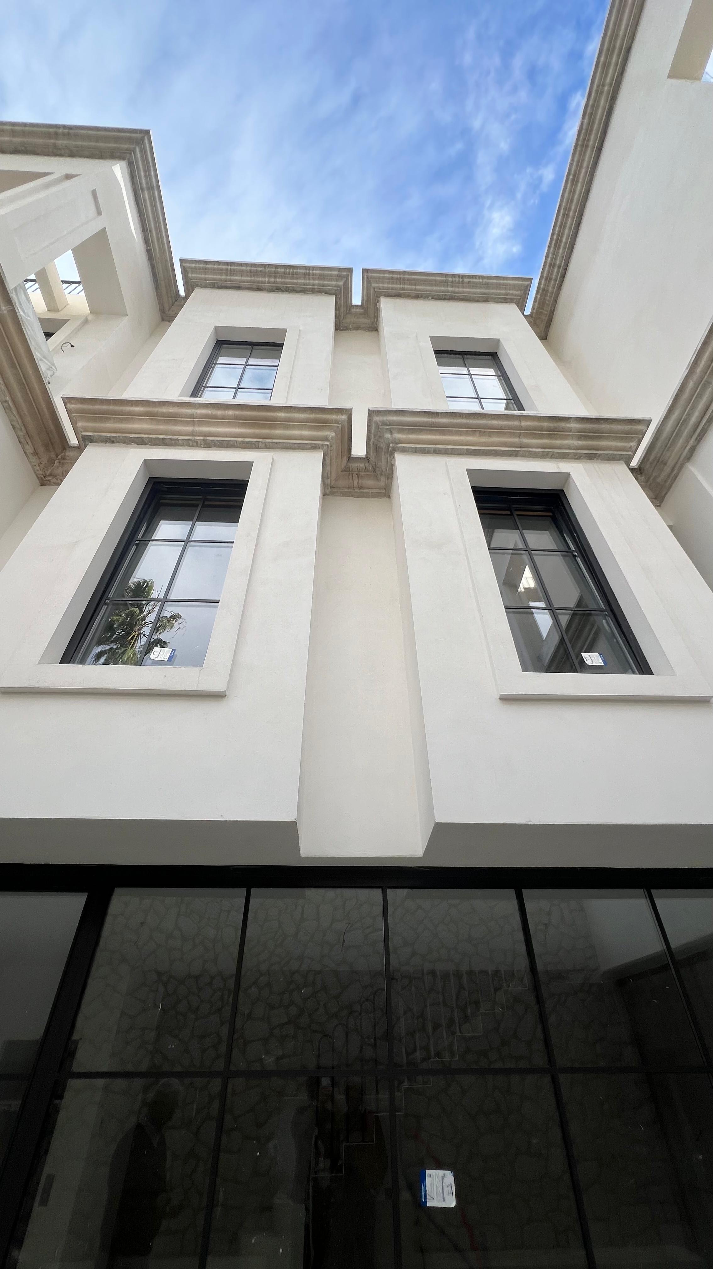 Detalle de ventanas en fachada — Villa El Paraíso, Benahavís