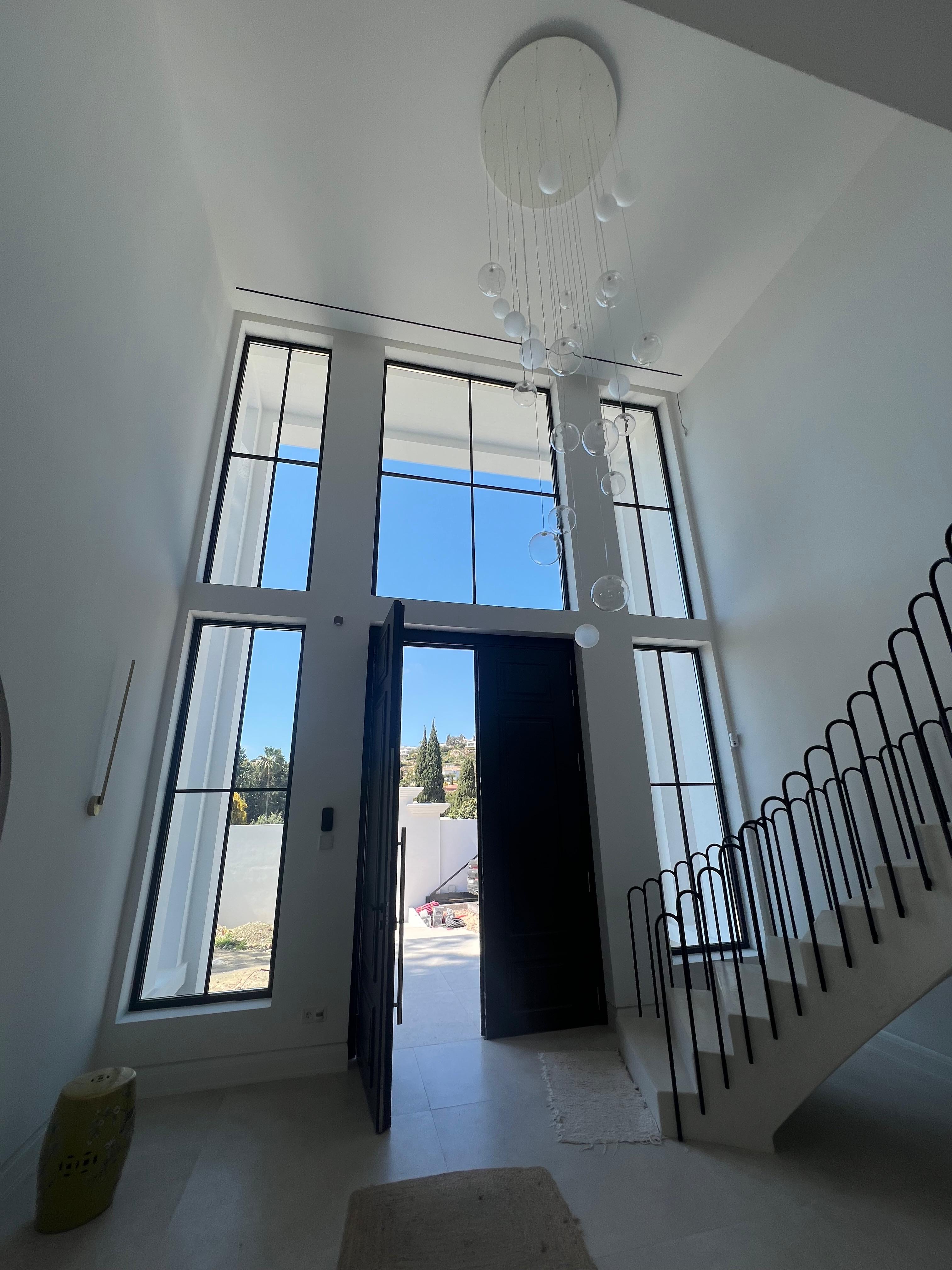 Hall de entrada de doble altura — Villa El Paraíso, Benahavís