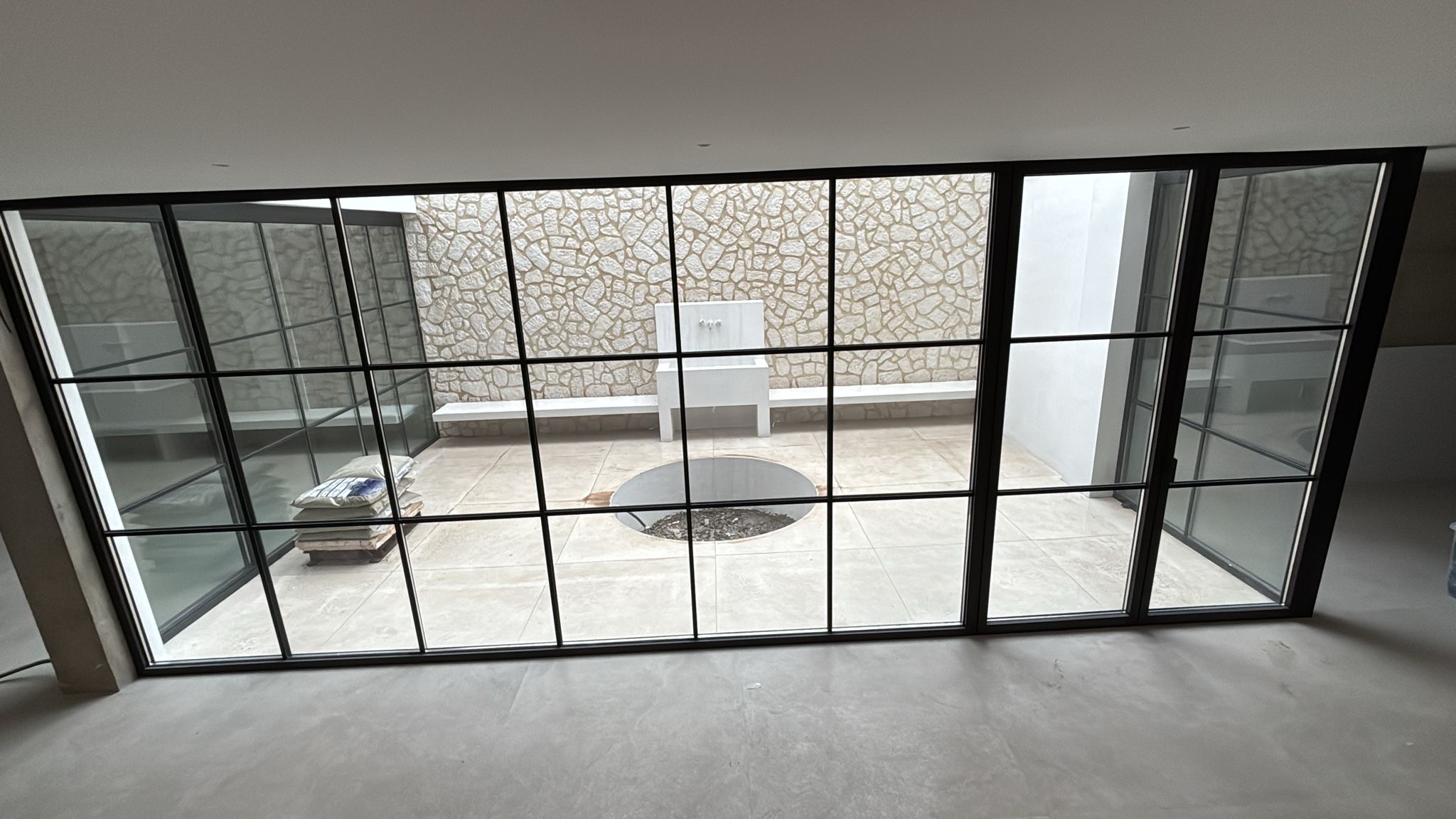 Patio interior con ventanal — Villa El Paraíso, Benahavís