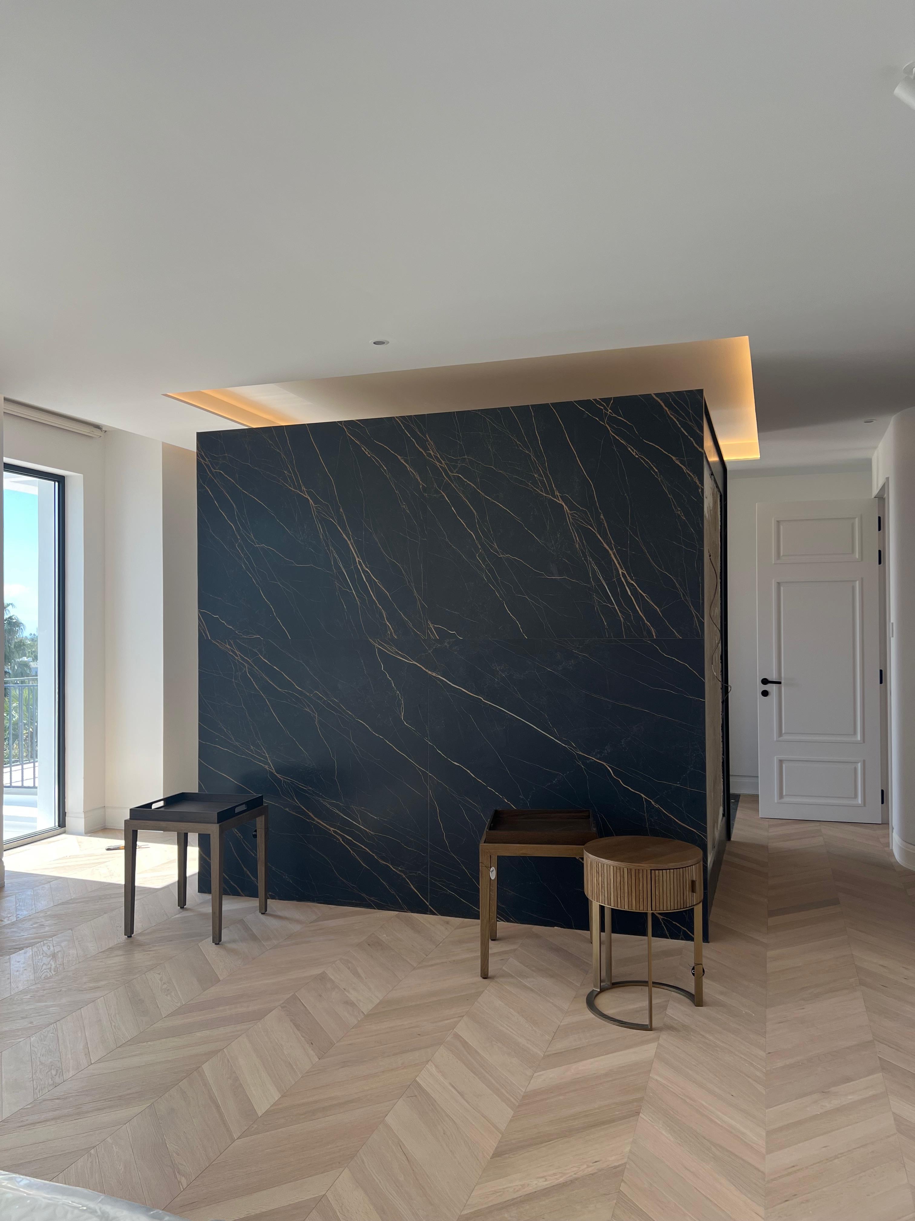 Pared de mármol negro en salón — Villa El Paraíso, Benahavís