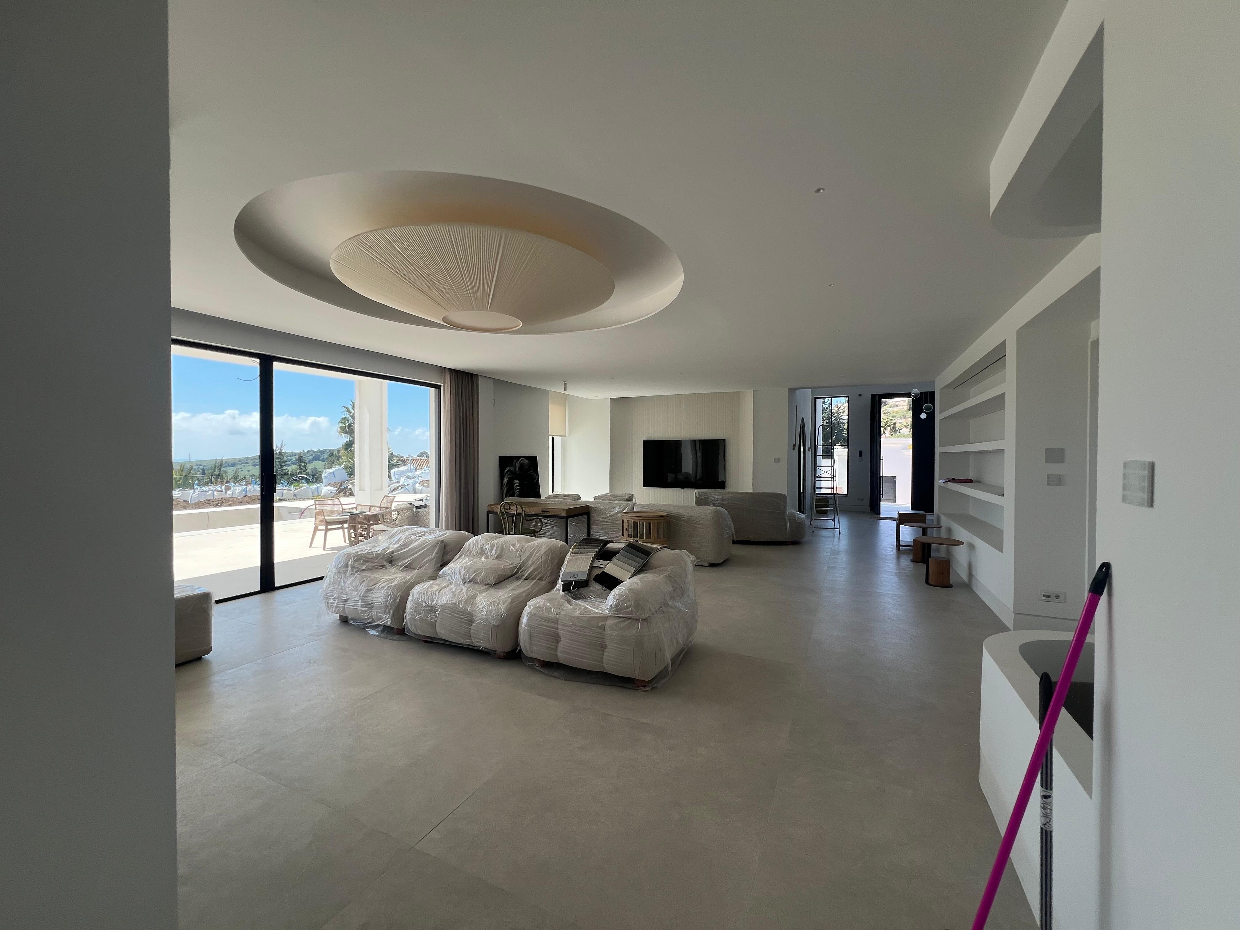 Salón con techo circular — Villa El Paraíso, Benahavís