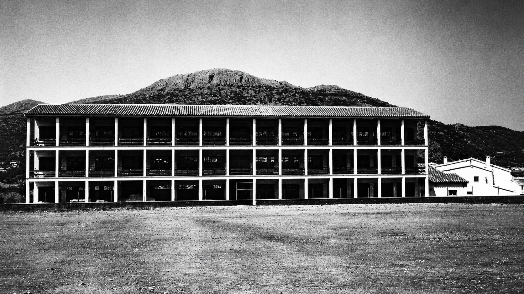 Fachada principal del Grupo Escolar de Alfarnate, proyectado por José María Santos Rein en 1964