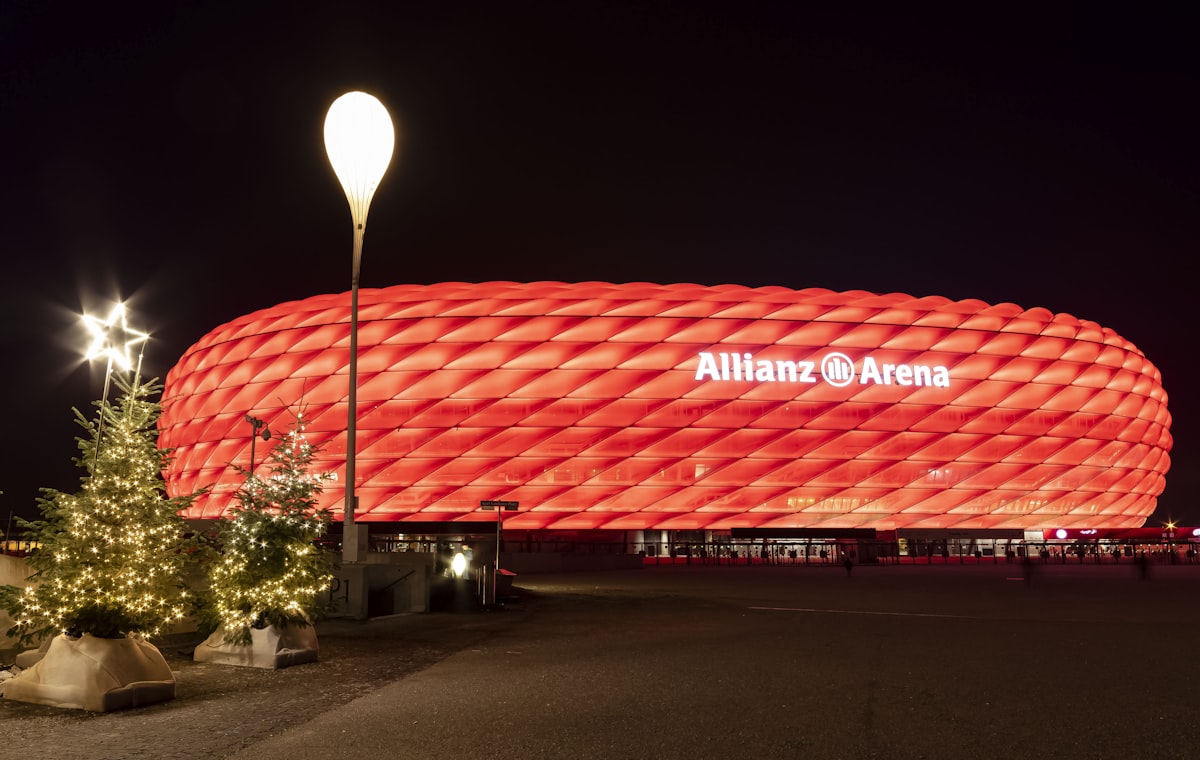 Allianz Arena, Múnich — fachada de cojines de EFTE retroiluminados de noche, Herzog de Meuron, 2005