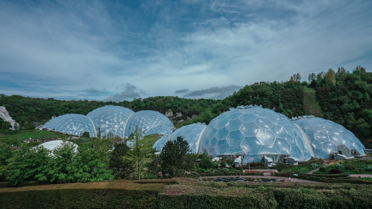 Eden Project, Cornualles — cúpulas geodésicas con cojines de EFTE, Nicholas Grimshaw, 2001