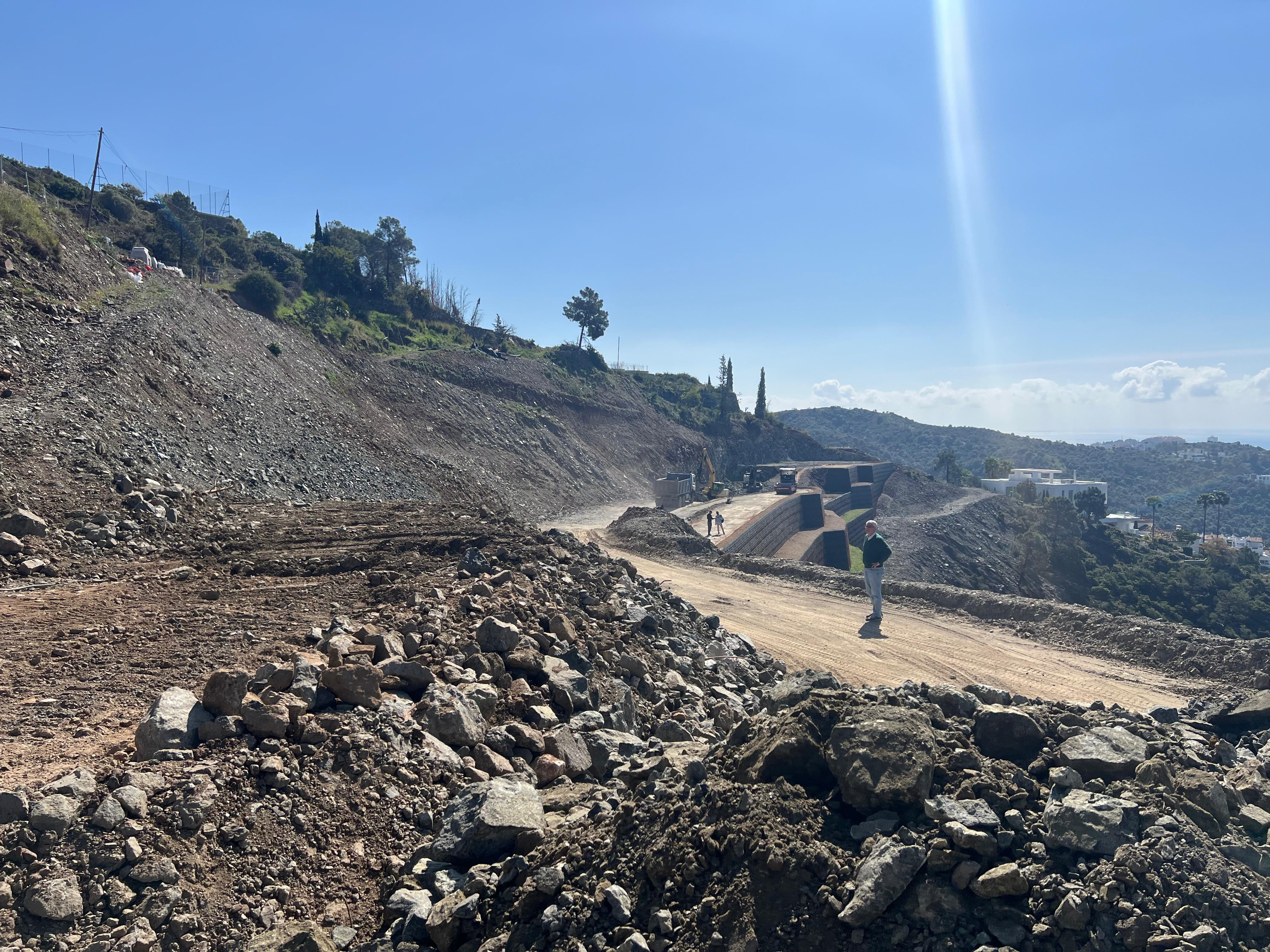 Estado casi terminado de los muros ecológicos y plataformas, Villa Hope El Madroñal