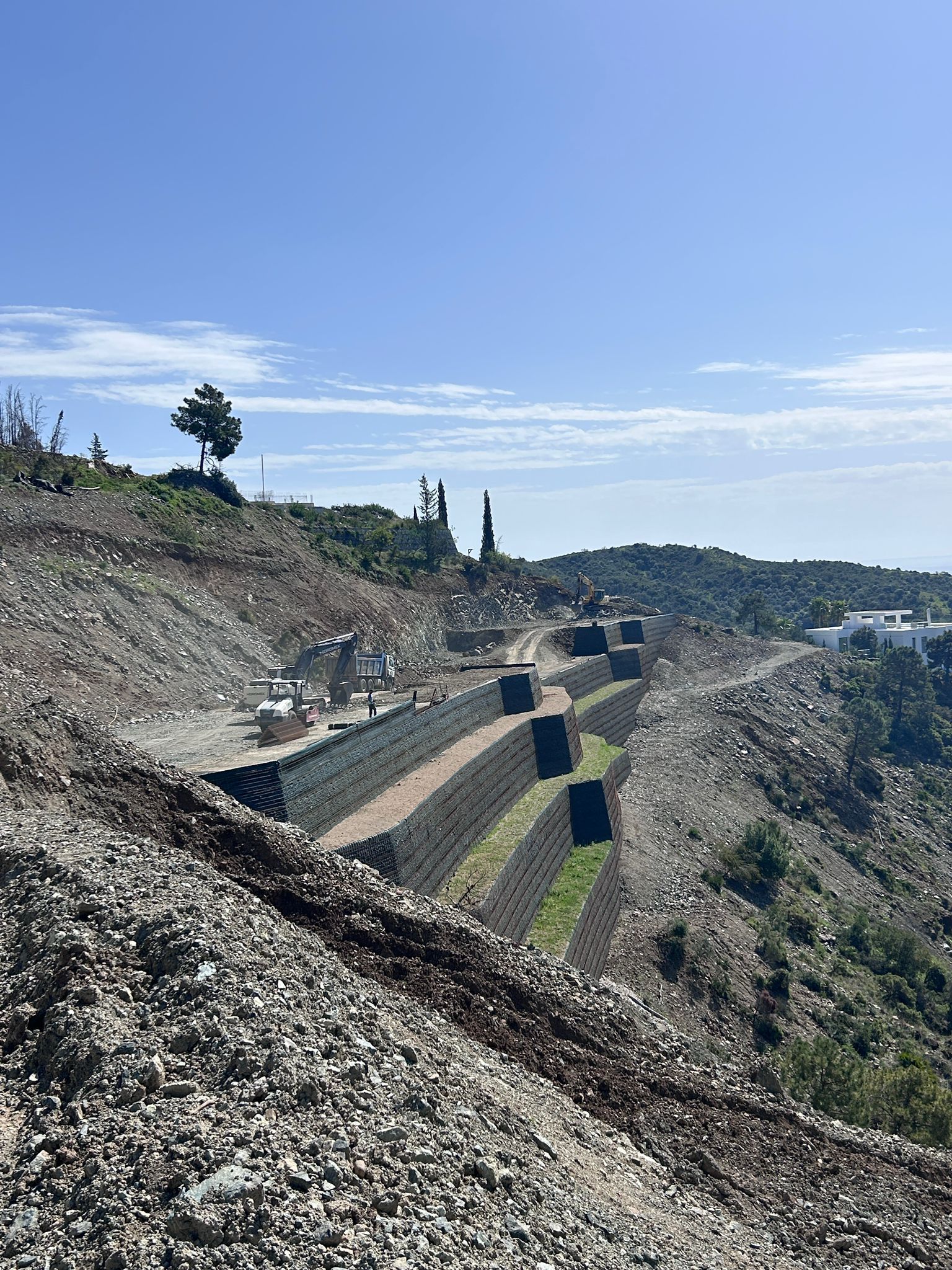 Resultado final del movimiento de tierras en Villa Hope: muros de gaviones escalonados y plataformas, El Madroñal