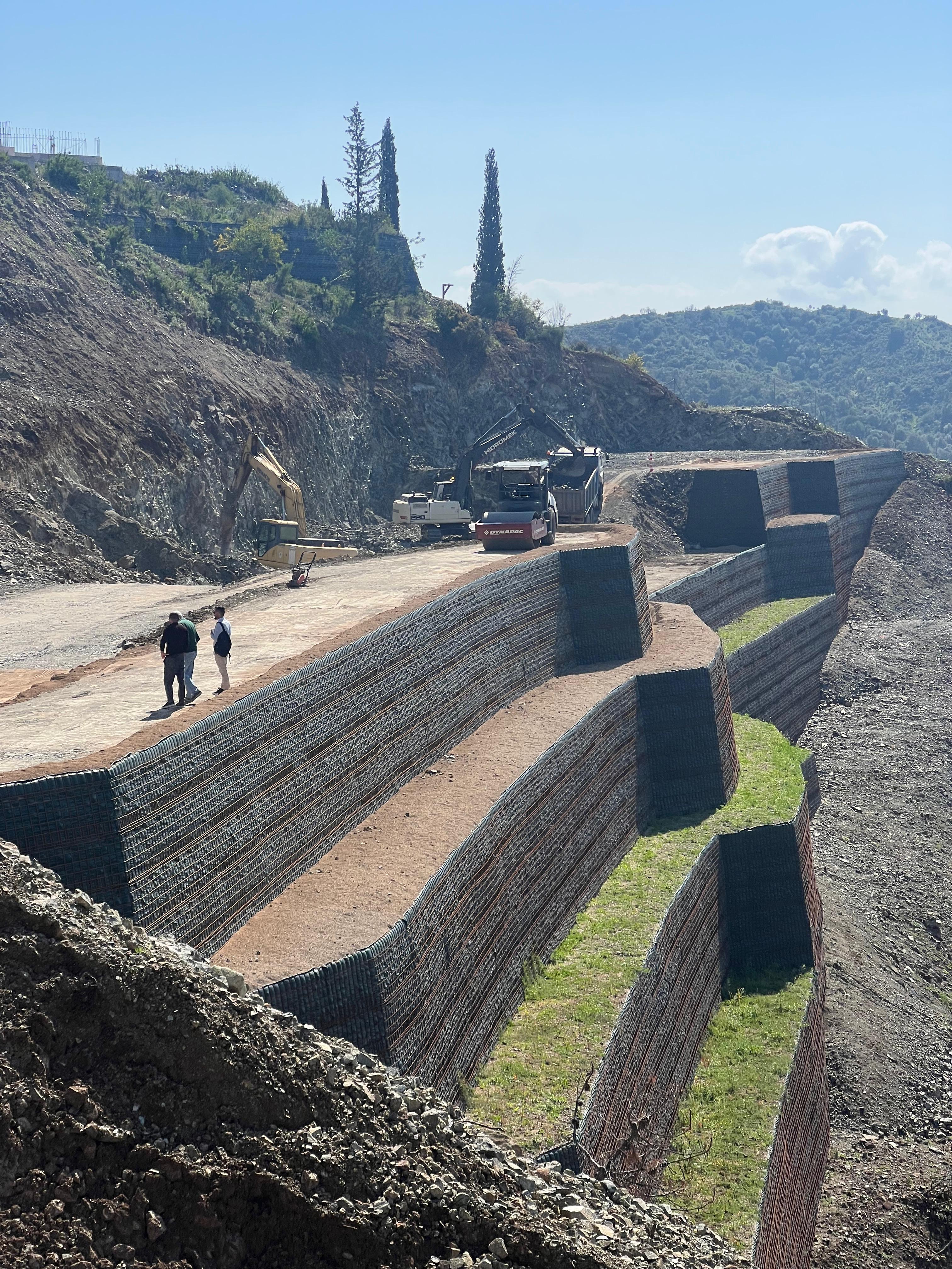Movimiento de tierras en El Madroñal — excavadora trabajando con vistas al golf y al Mediterráneo