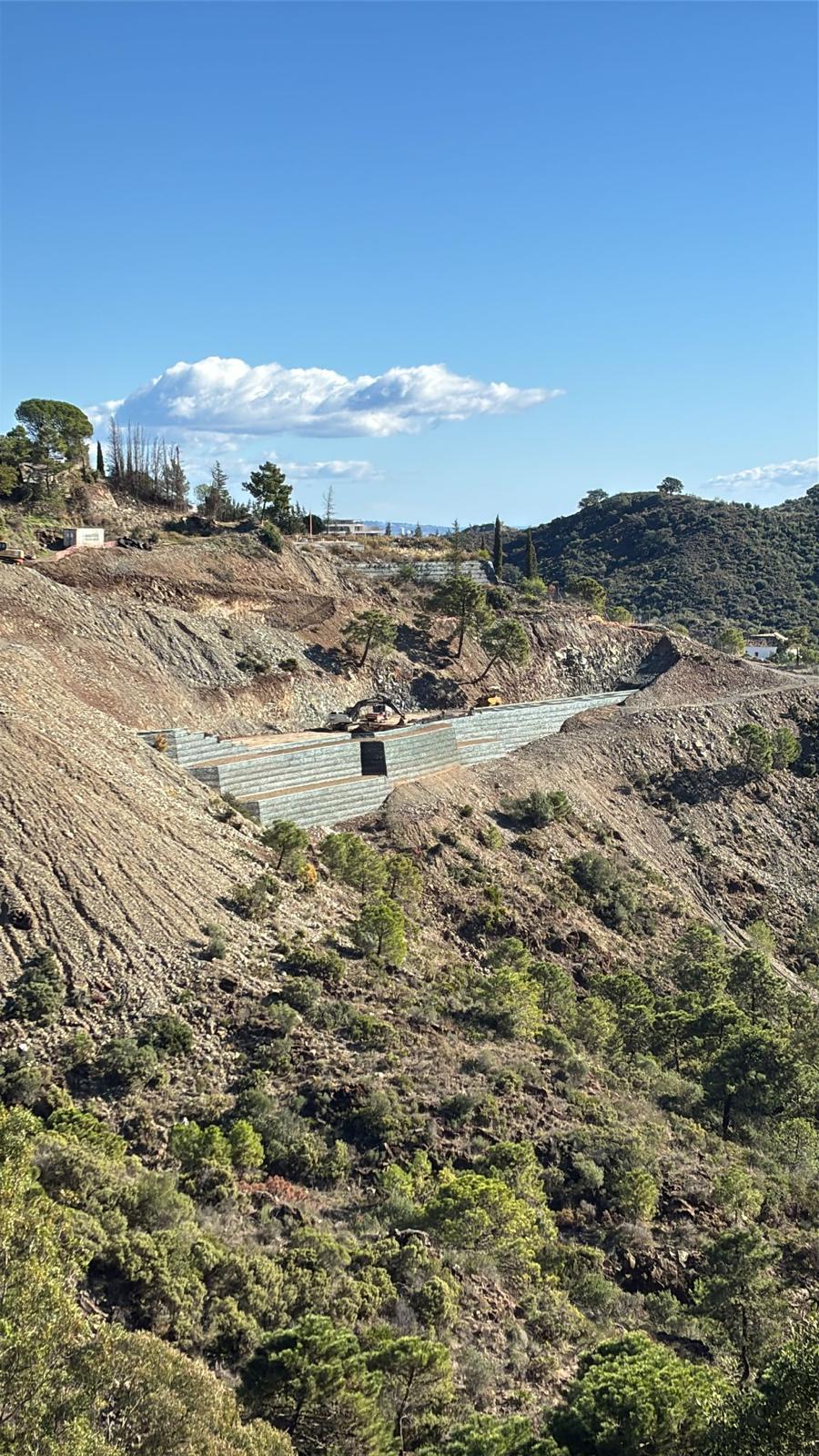 Trabajos de movimiento de tierras en progreso en la parcela de Villa Hope, El Madroñal