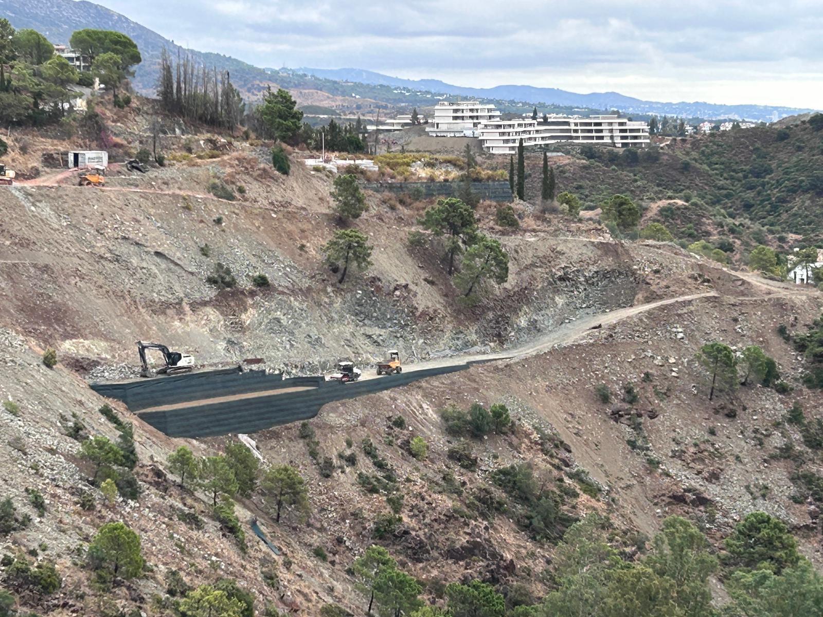 Plataformas en formación y caminos de obra en la ladera de El Madroñal, fase avanzada